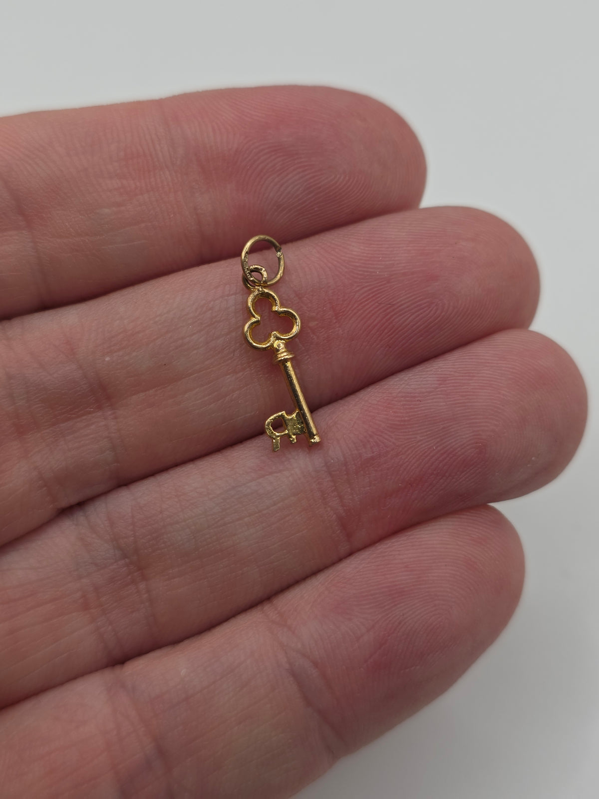9ct gold initial R key charm
