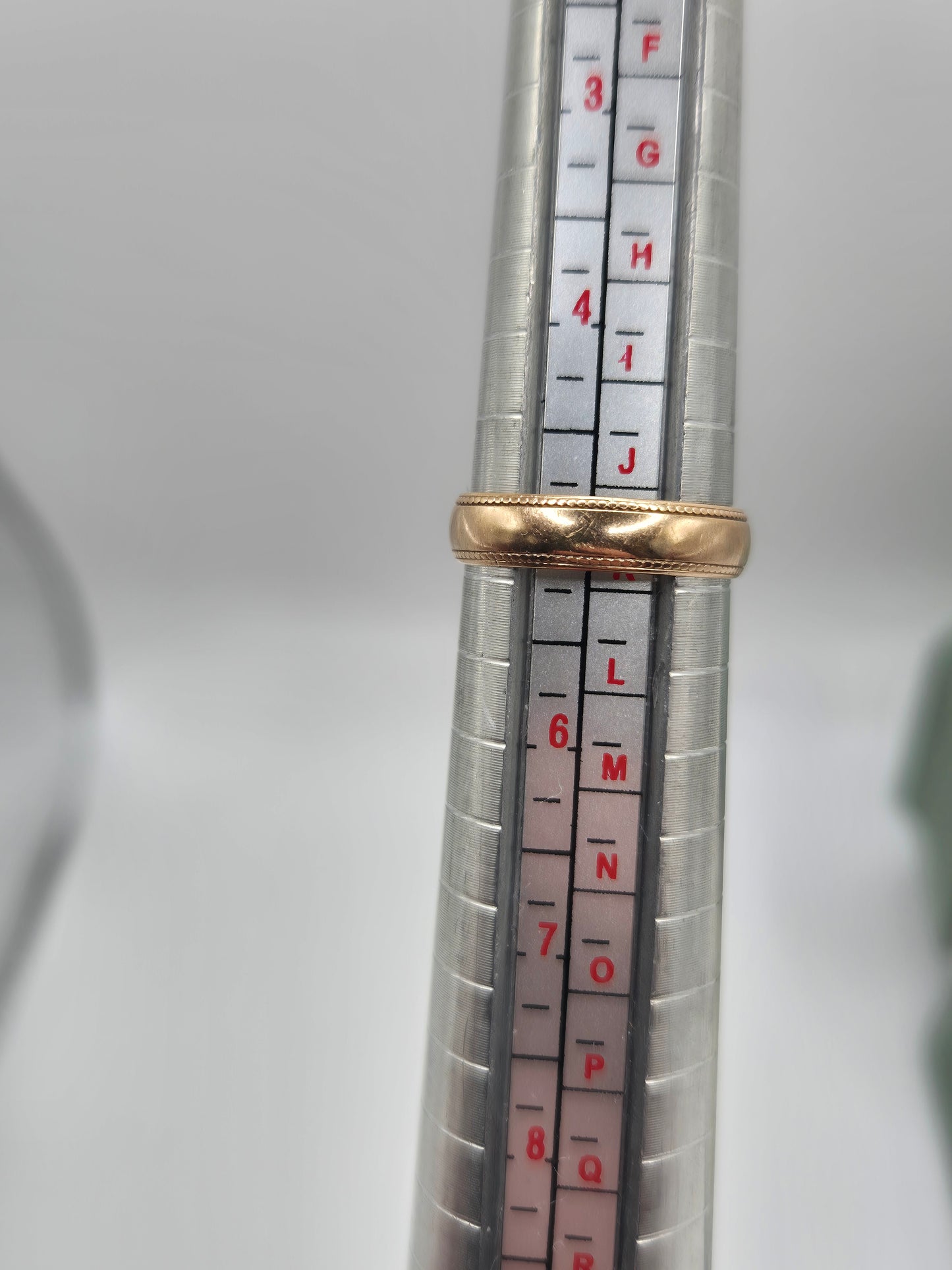 9ct gold patterned band ring