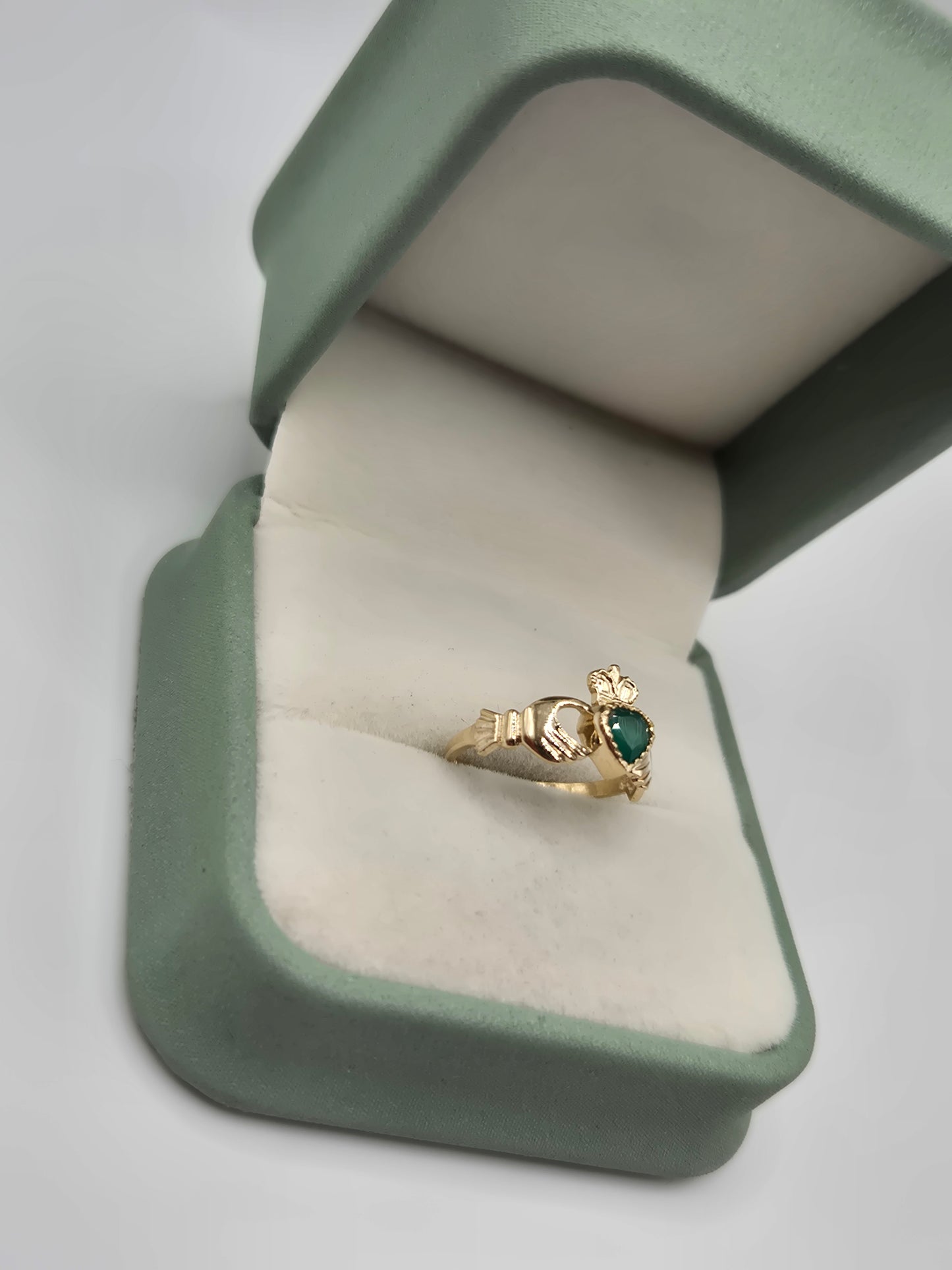 9ct gold agate claddagh ring