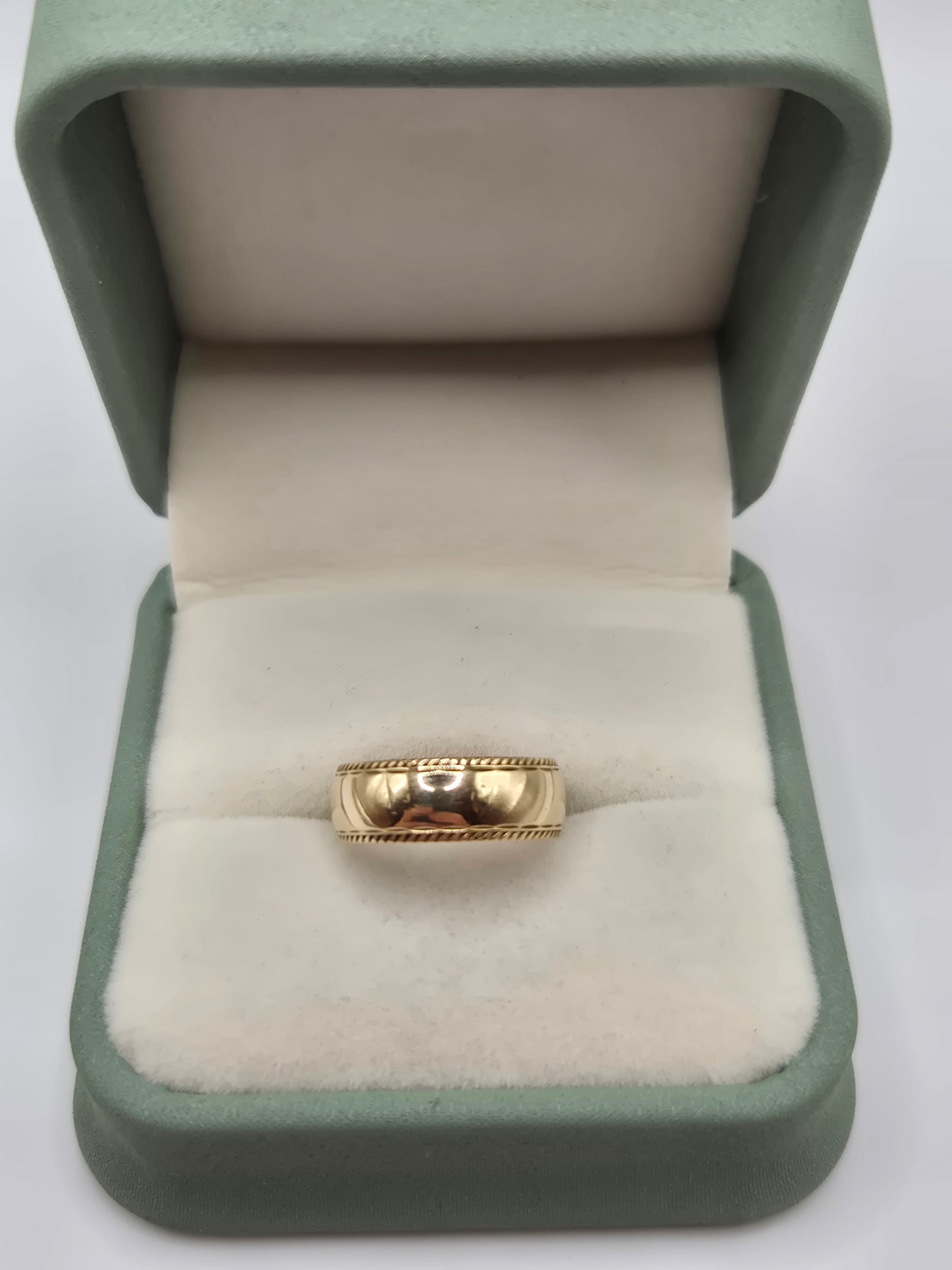 9ct gold garnet ring