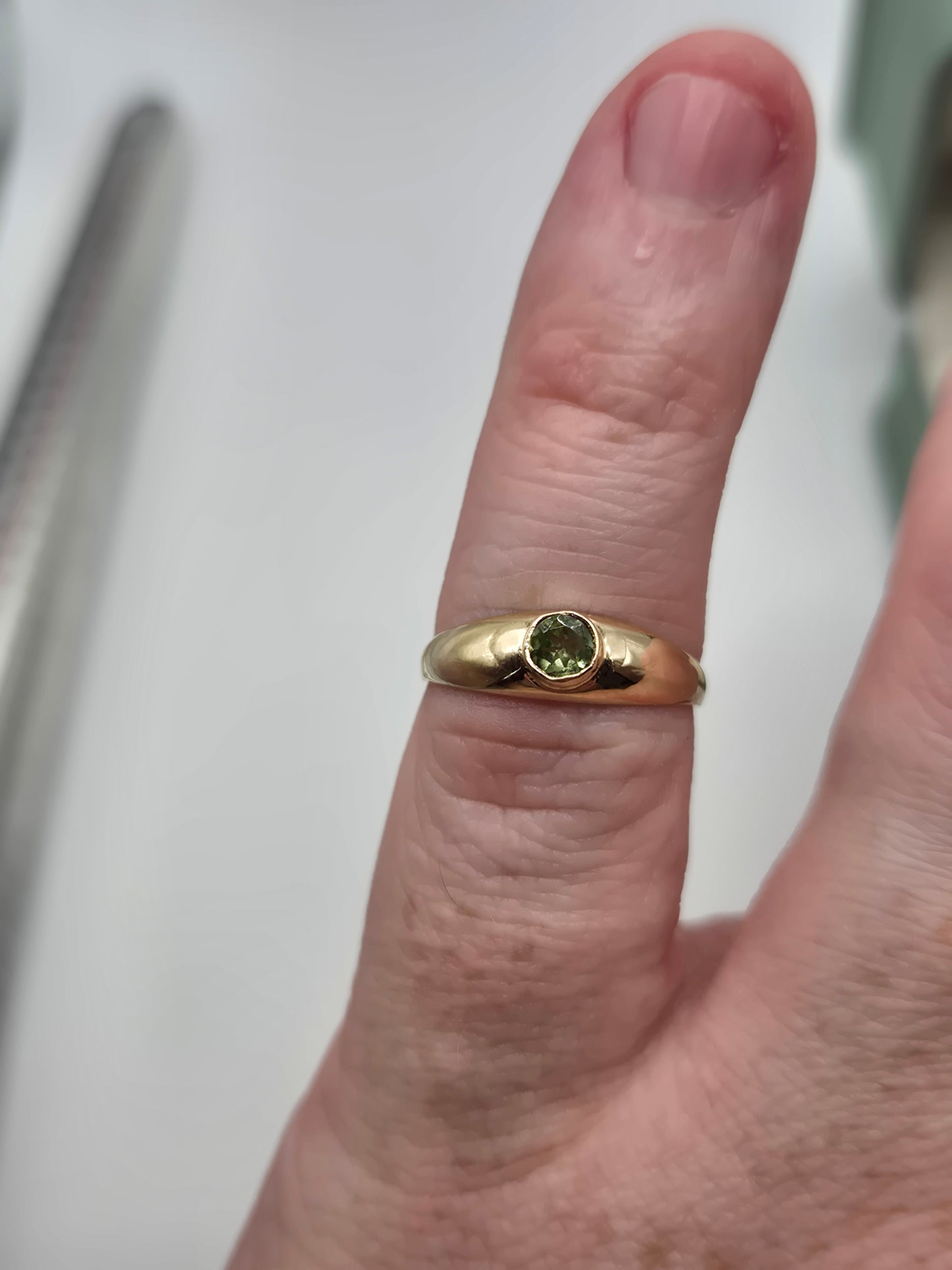 9ct gold peridot gypsy ring