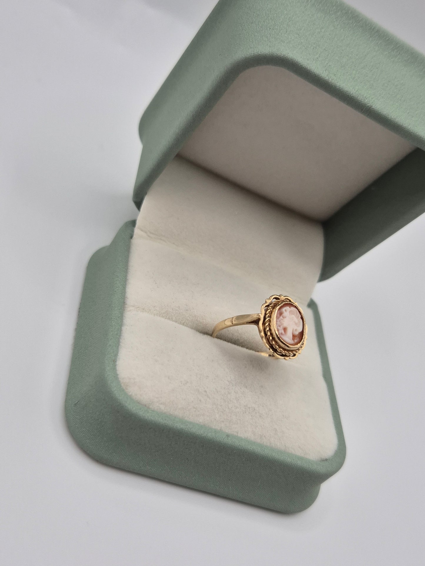 9ct gold cameo ring