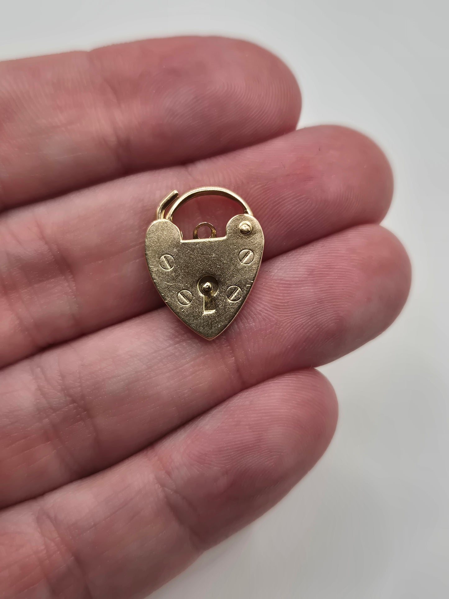9ct gold padlock (8)