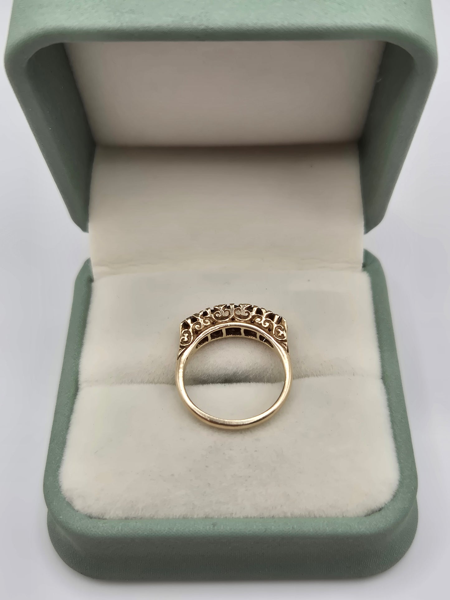9ct gold garnet ring