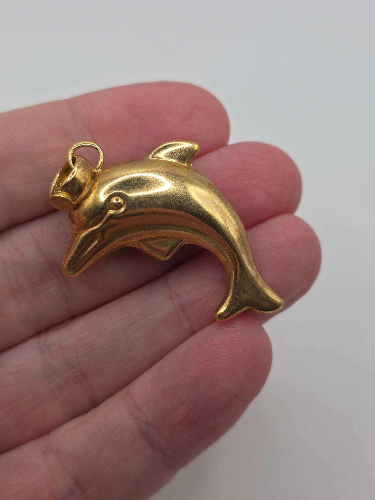 9ct gold dolphin pendant