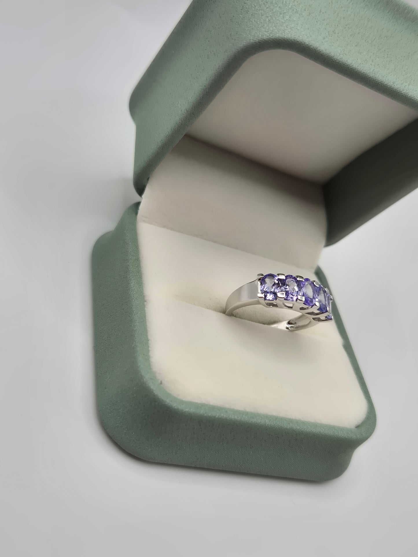 Heavy 9ct white gold tanzanite ring