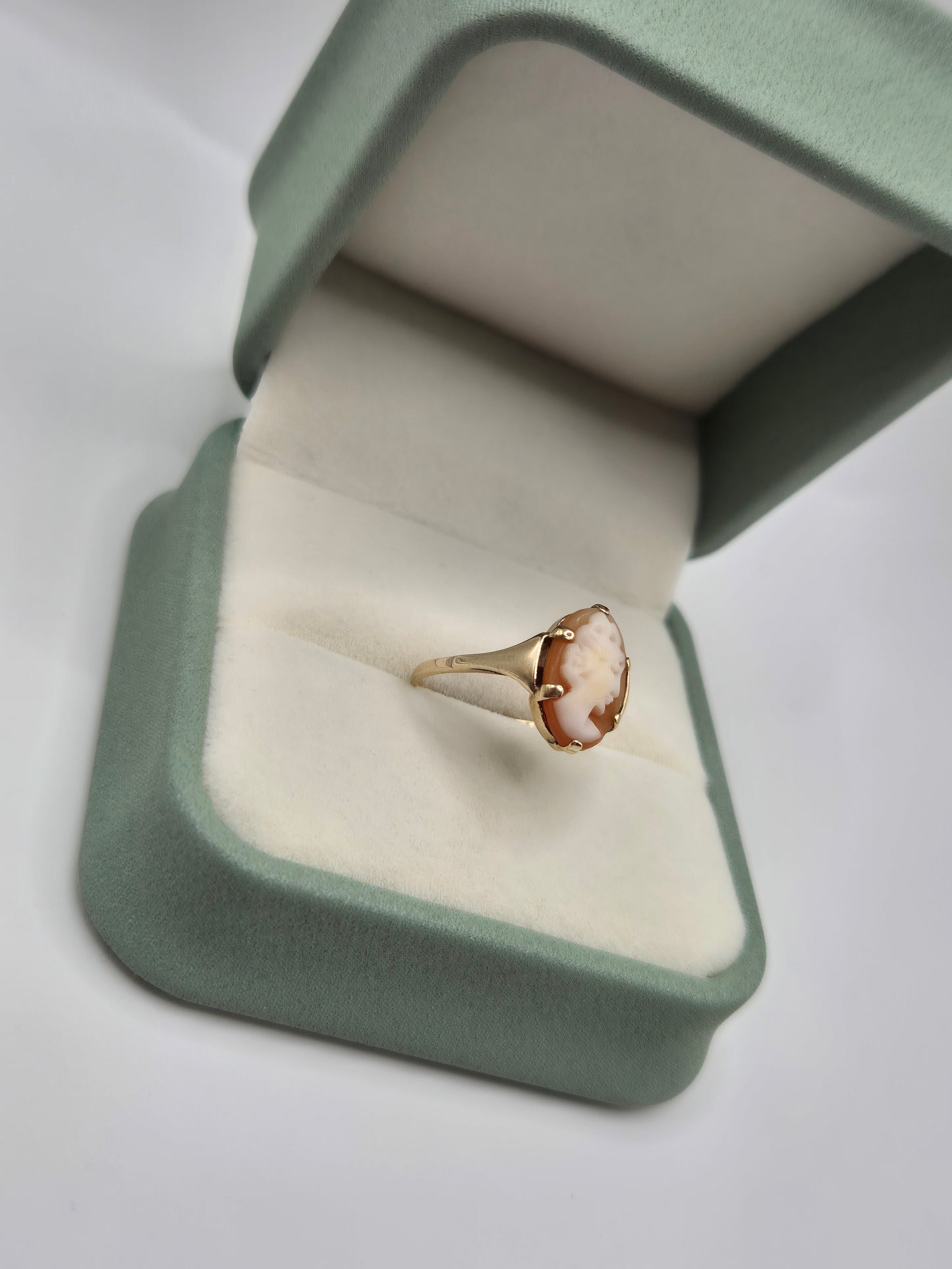 9ct gold cameo ring