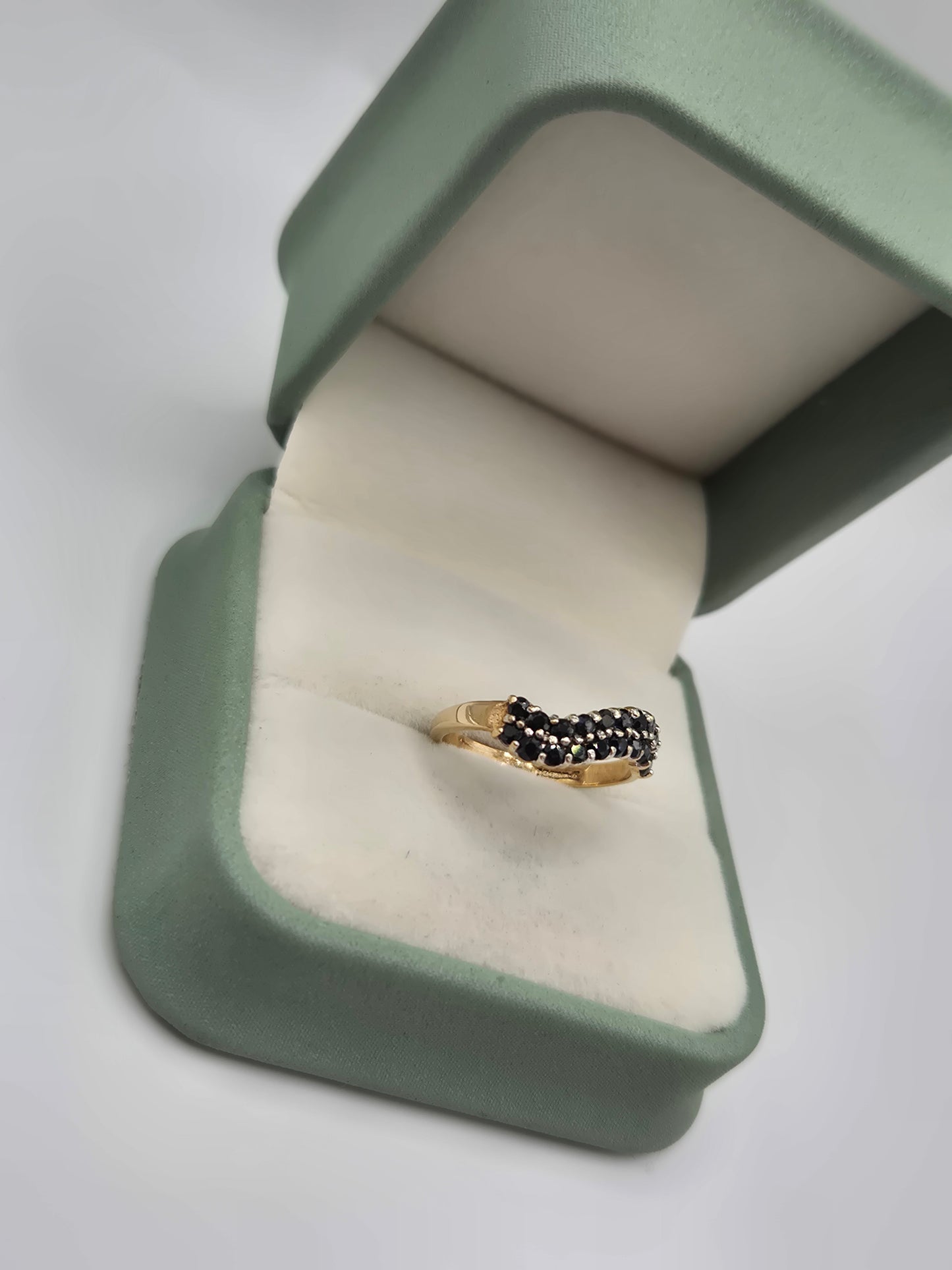 9ct gold wavy sapphire ring