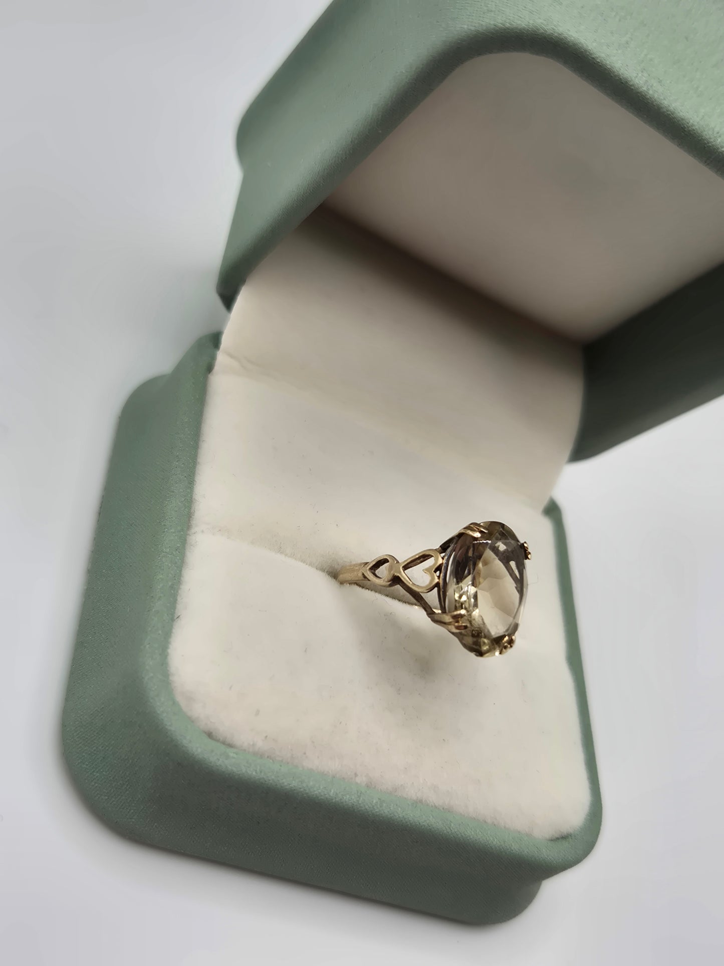 9ct gold quartz ring