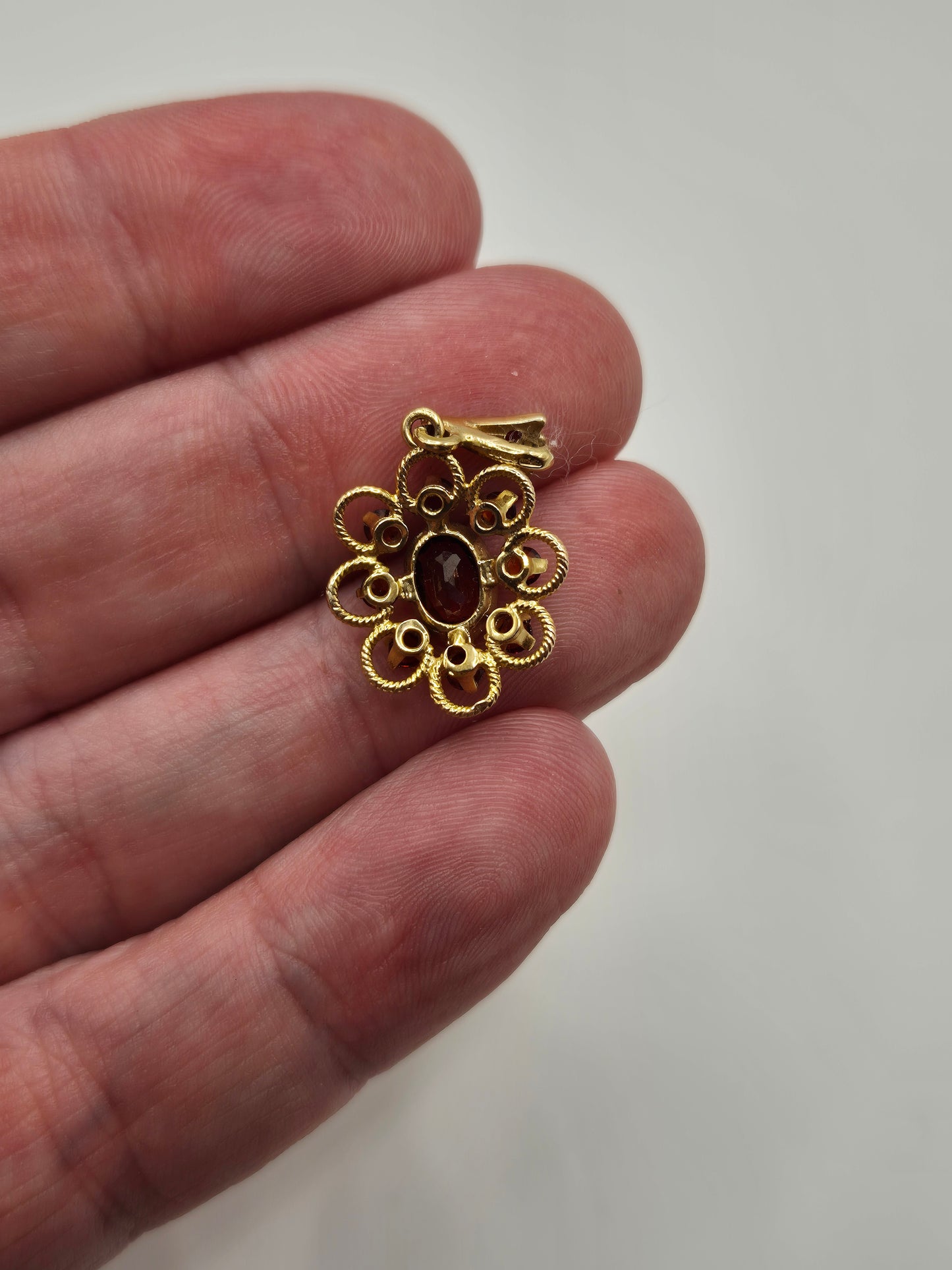 9ct gold garnet pendant