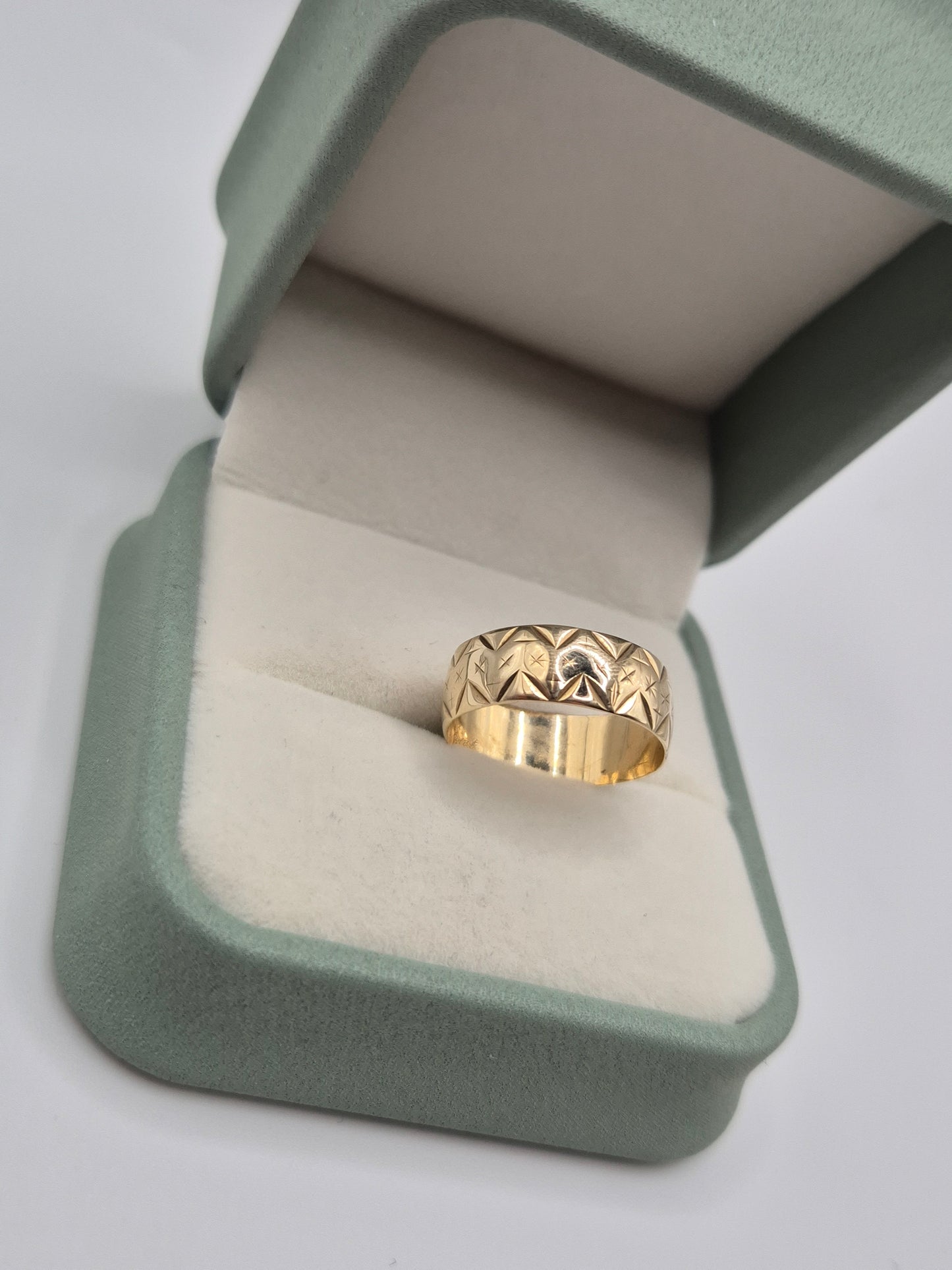 9ct gold patterned band ring