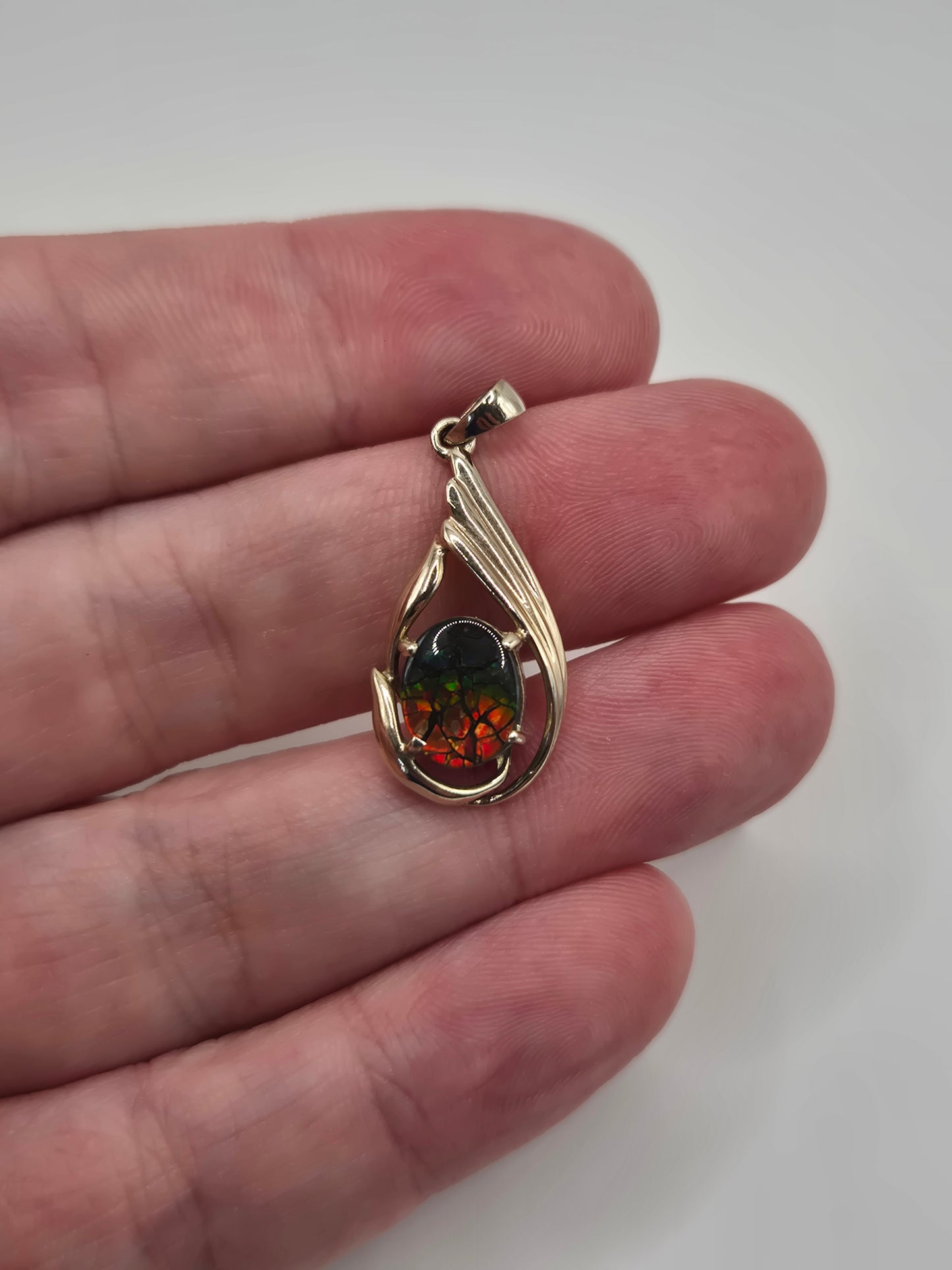14ct gold ammolite pendant