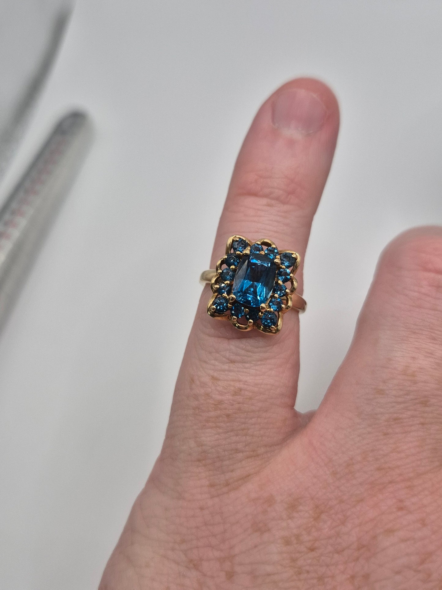 9ct gold blue topaz ring