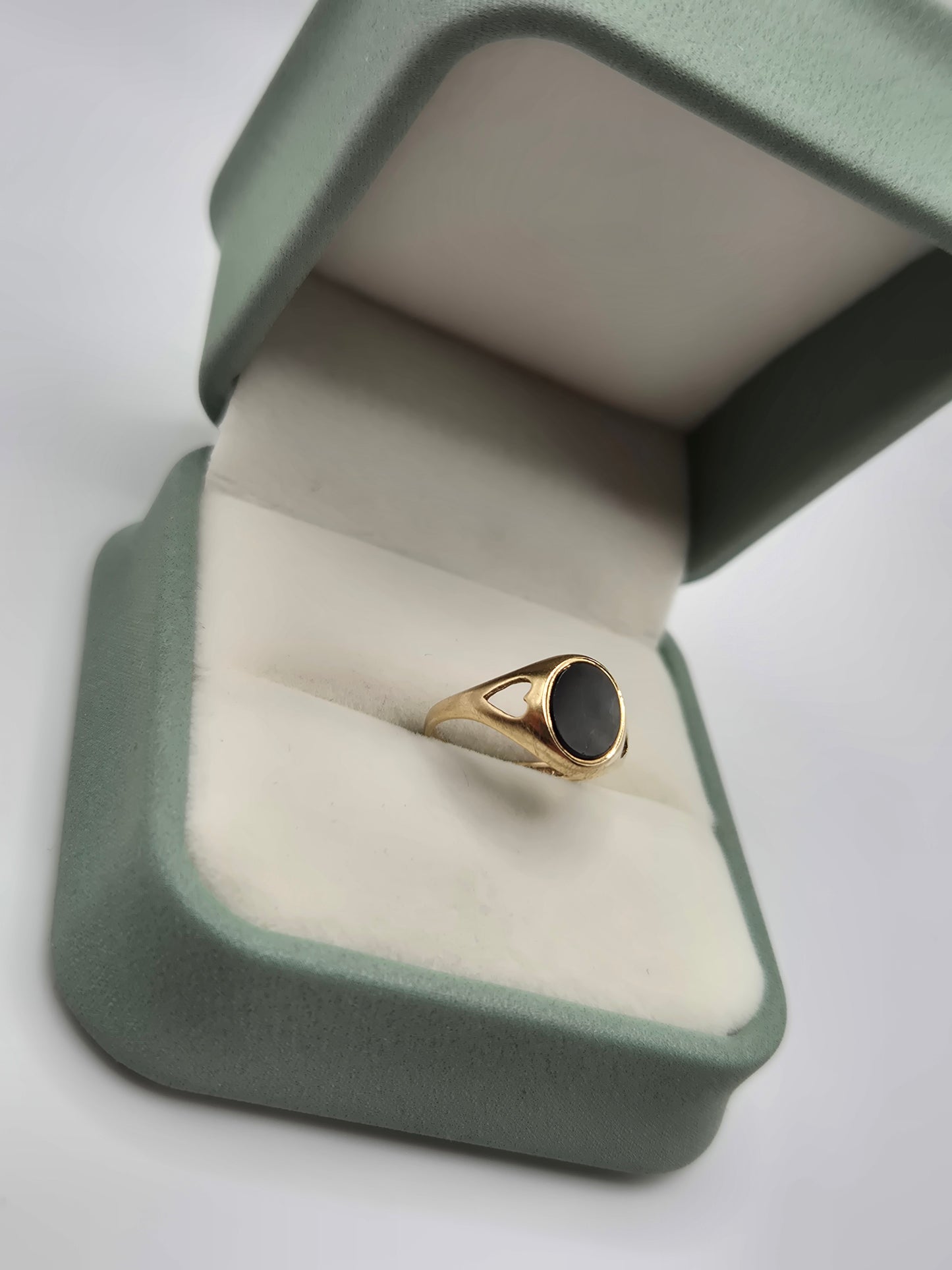 9ct gold onyx ring