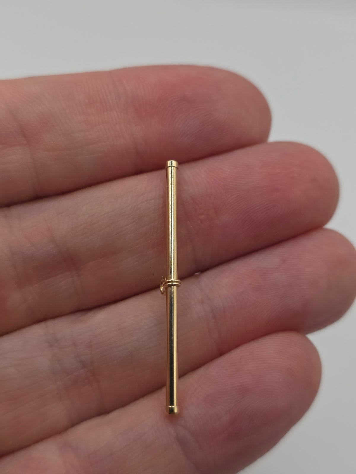 9ct gold 37mm T-Bar pendant