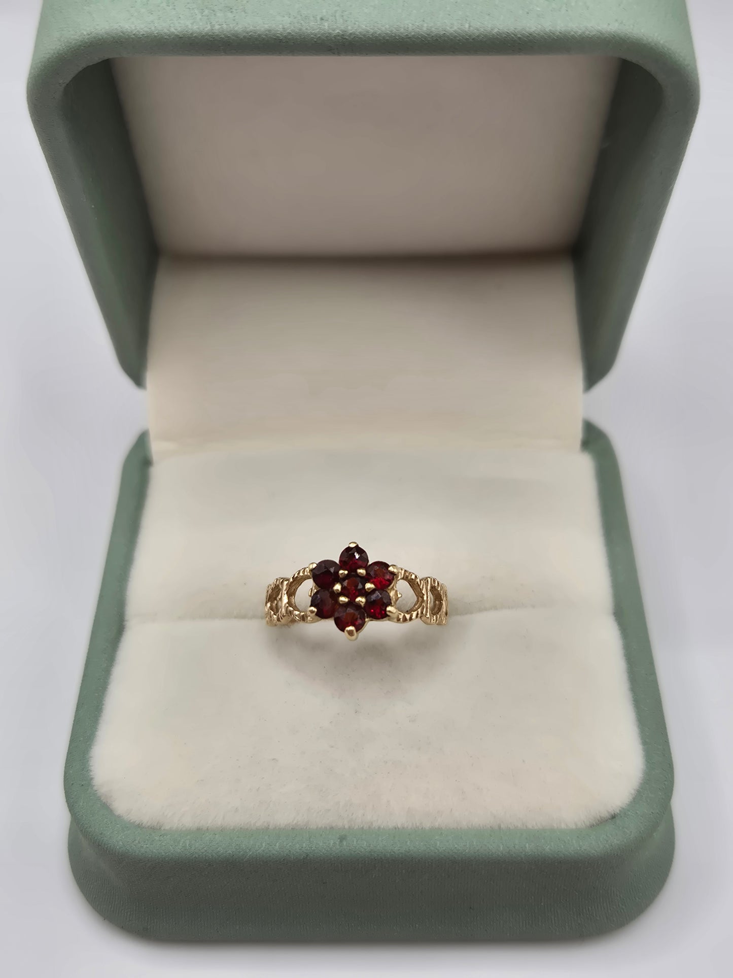 9ct gold garnet ring