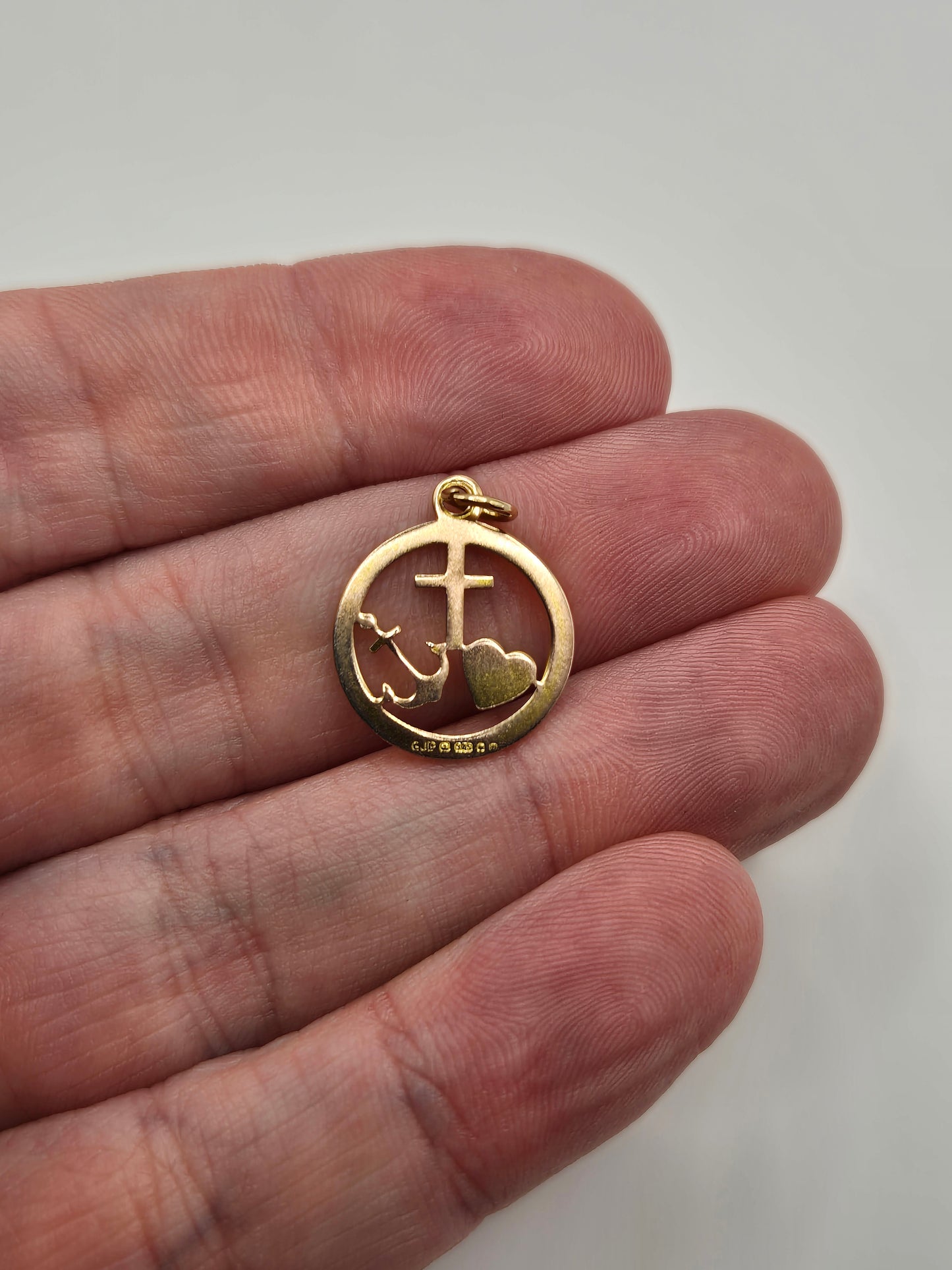 9ct gold hope, faith and charity pendant
