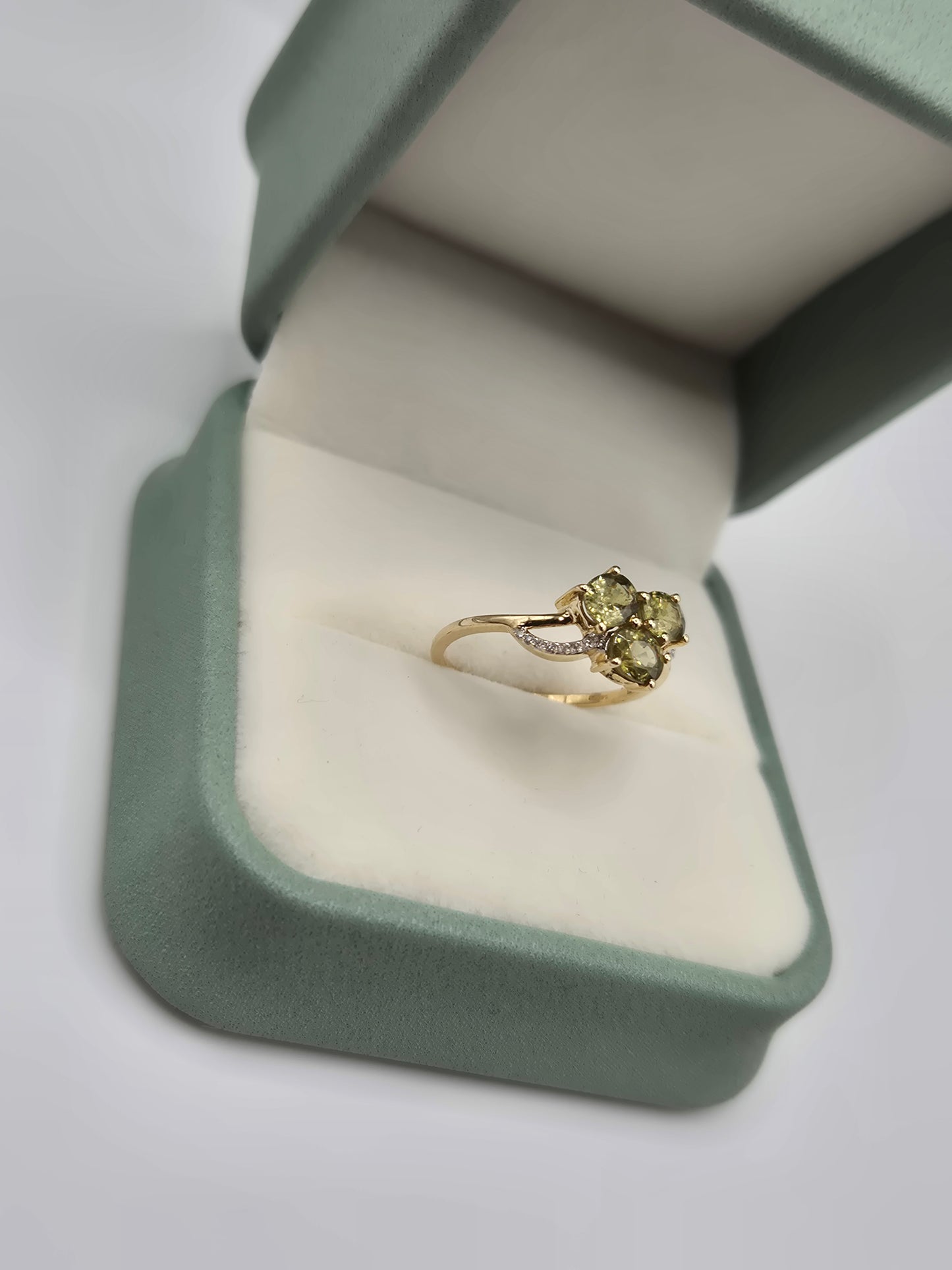 9ct gold peridot and diamond ring