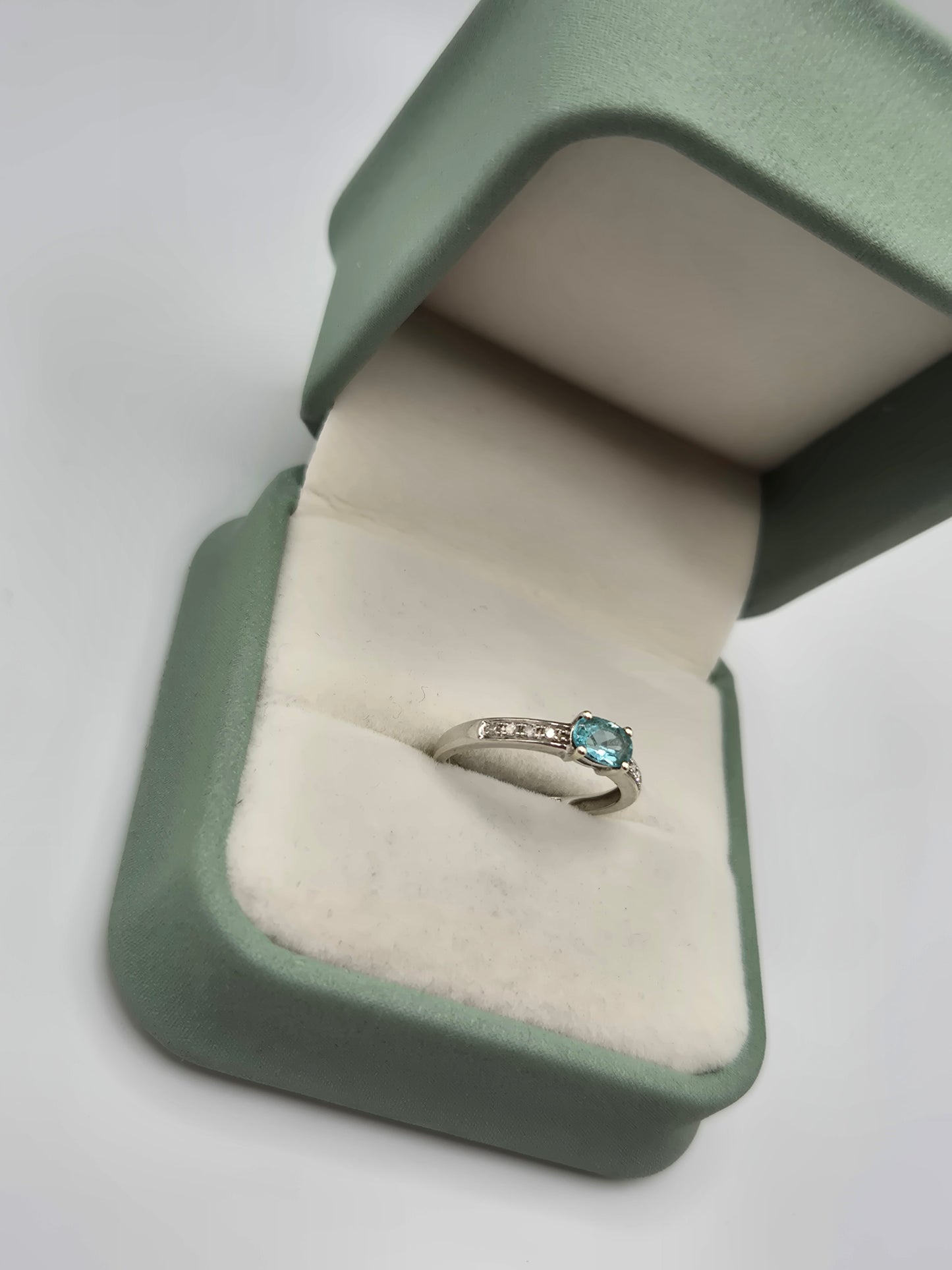 9ct white gold blue apatite and diamond ring
