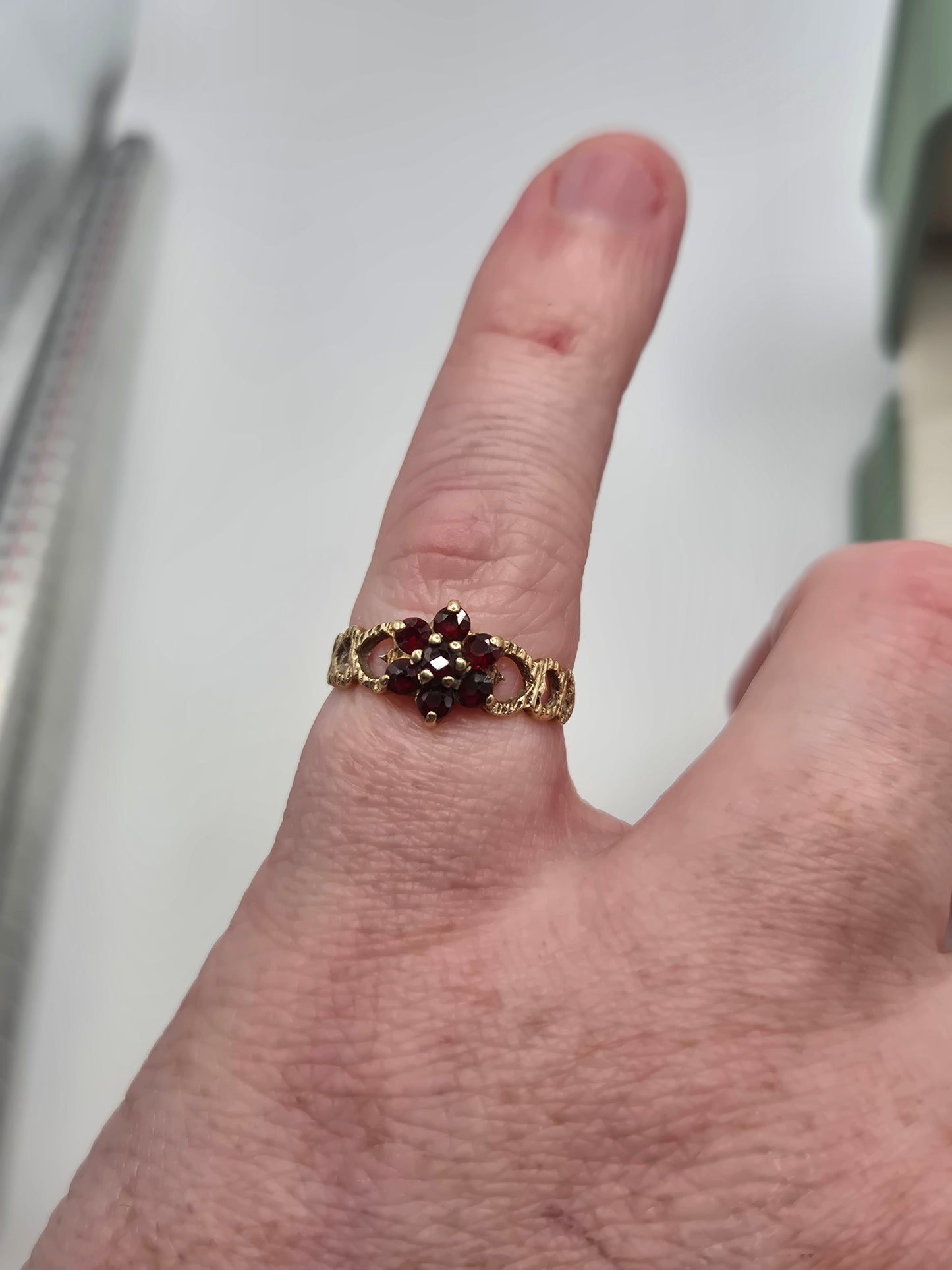 9ct gold garnet ring