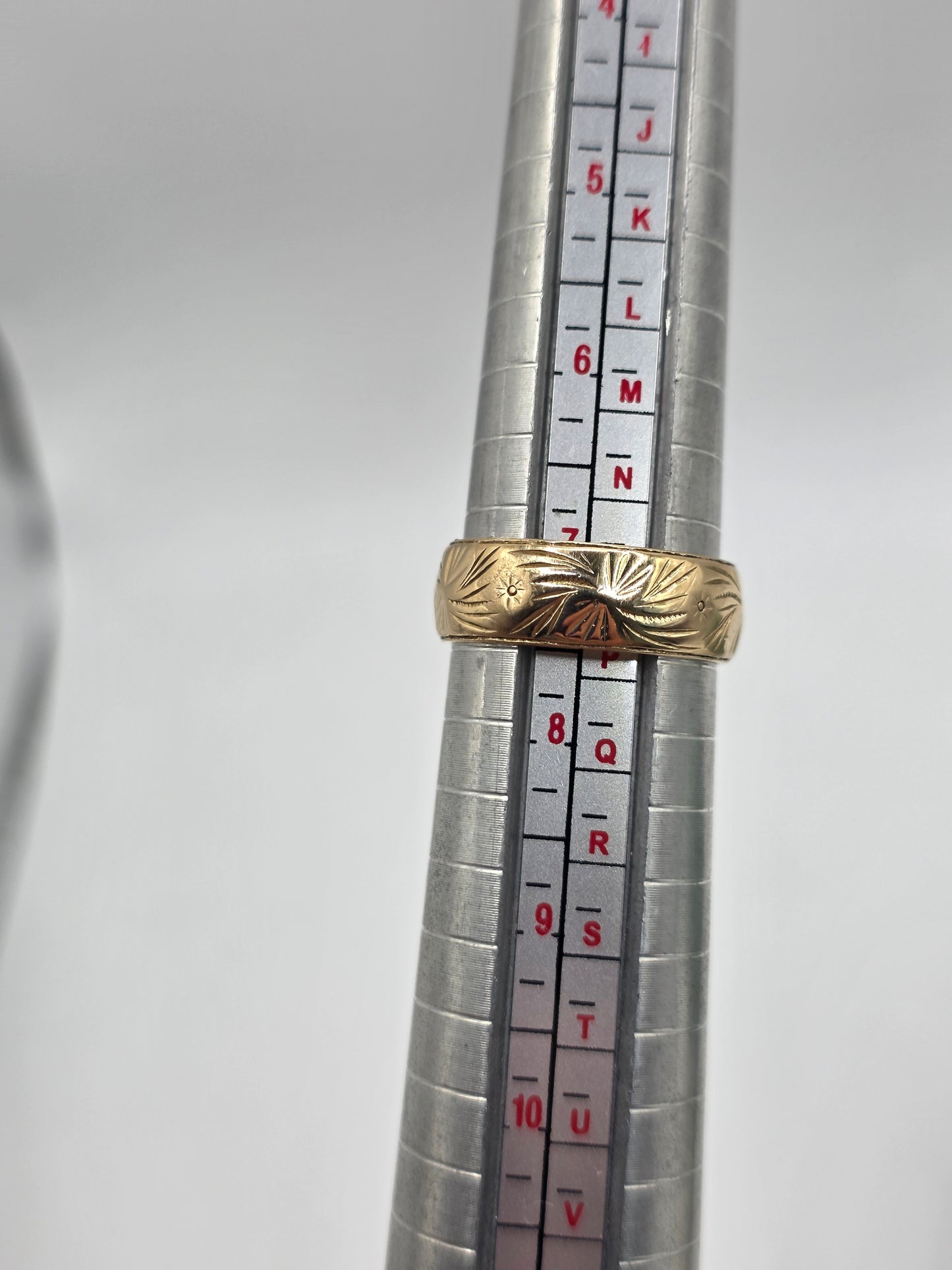 9ct gold patterned band ring