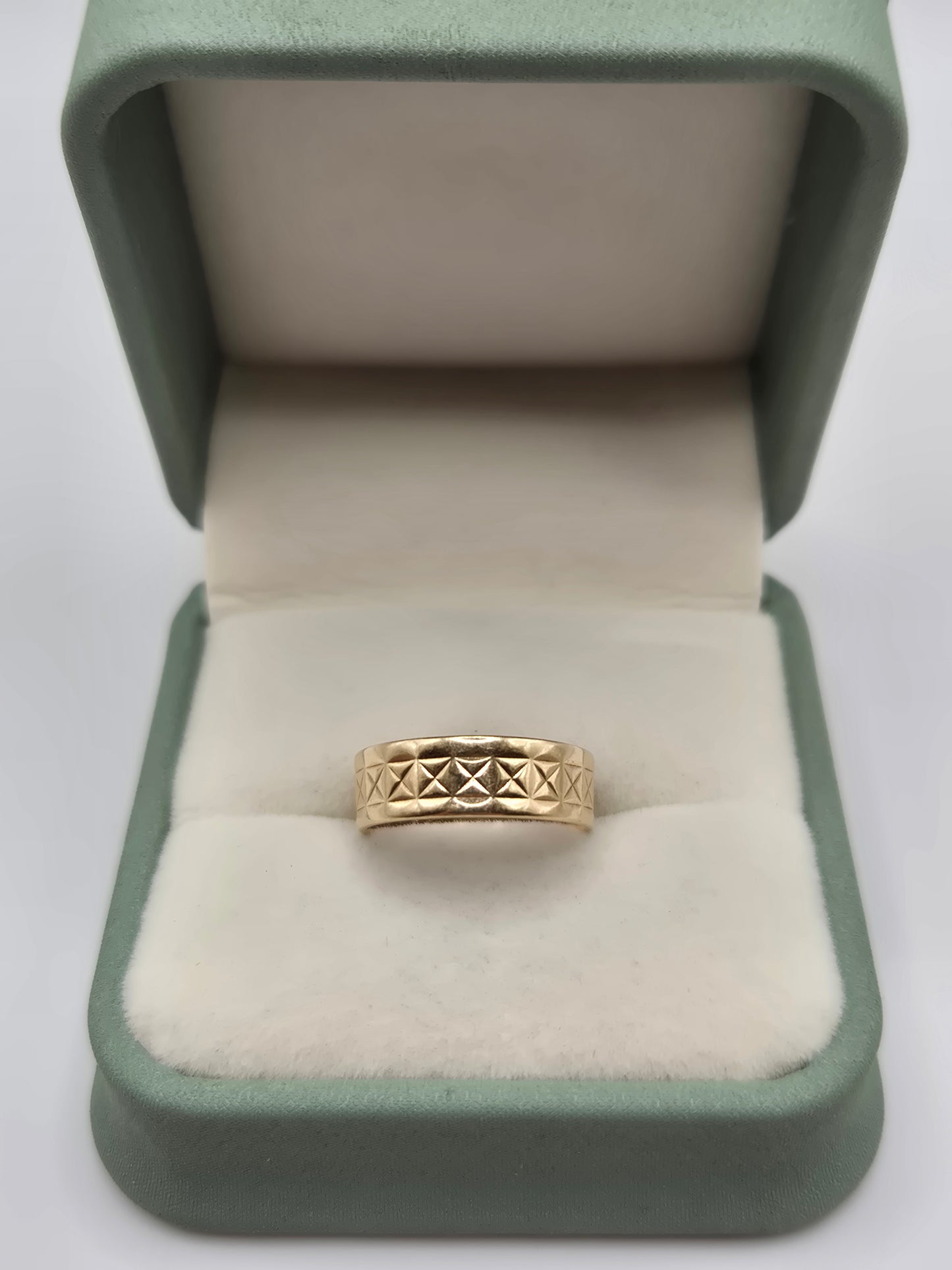 9ct gold patterned band ring