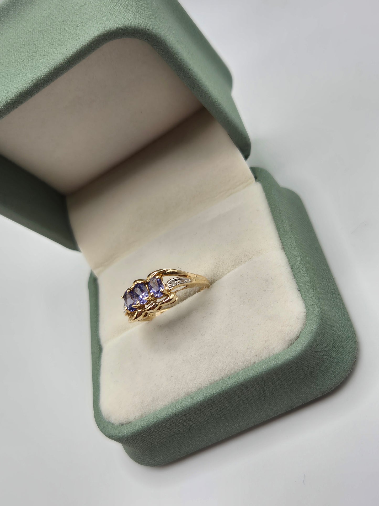 9ct gold tanzanite and diamond ring