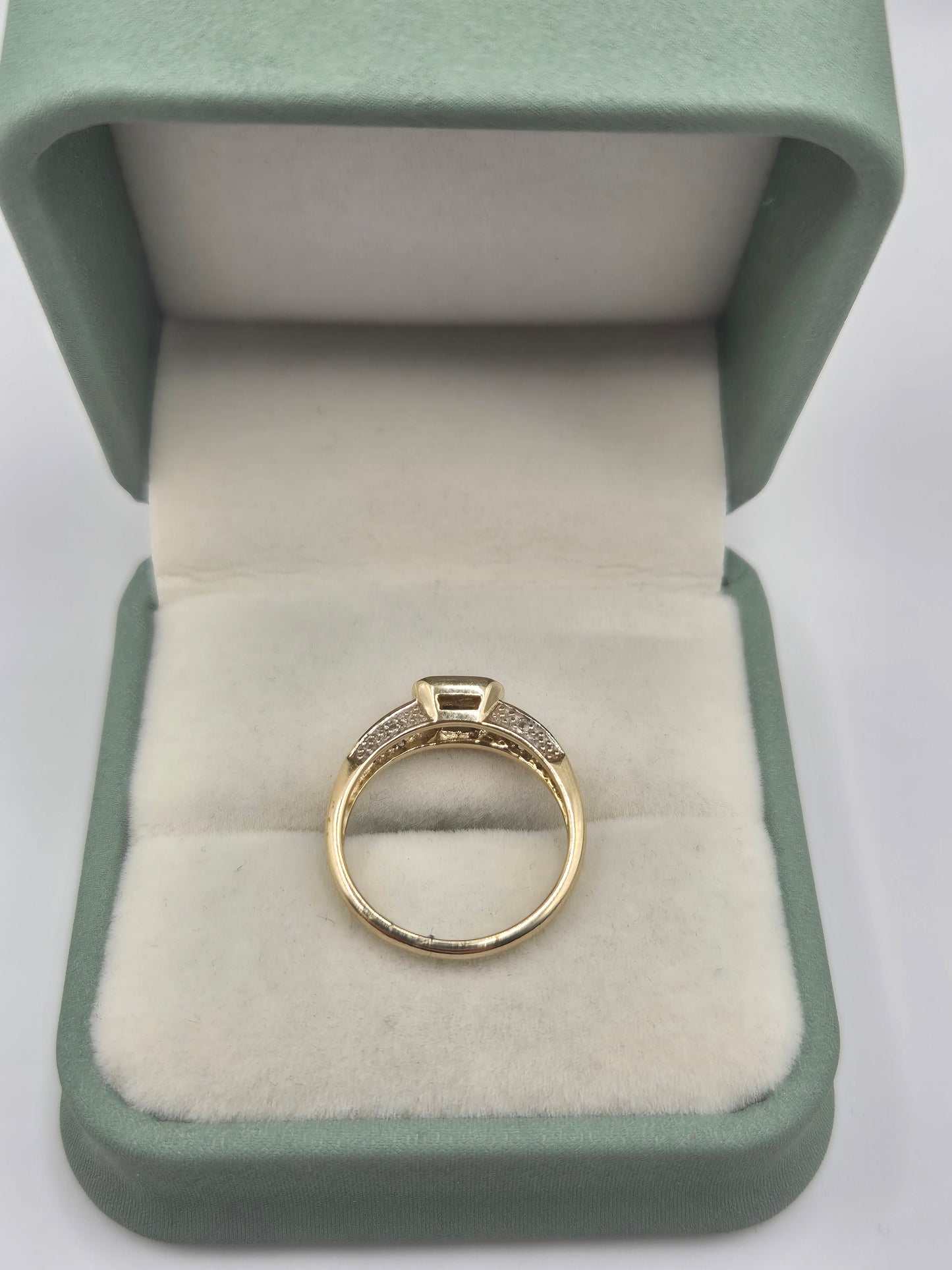 9ct gold amethyst and zircon ring