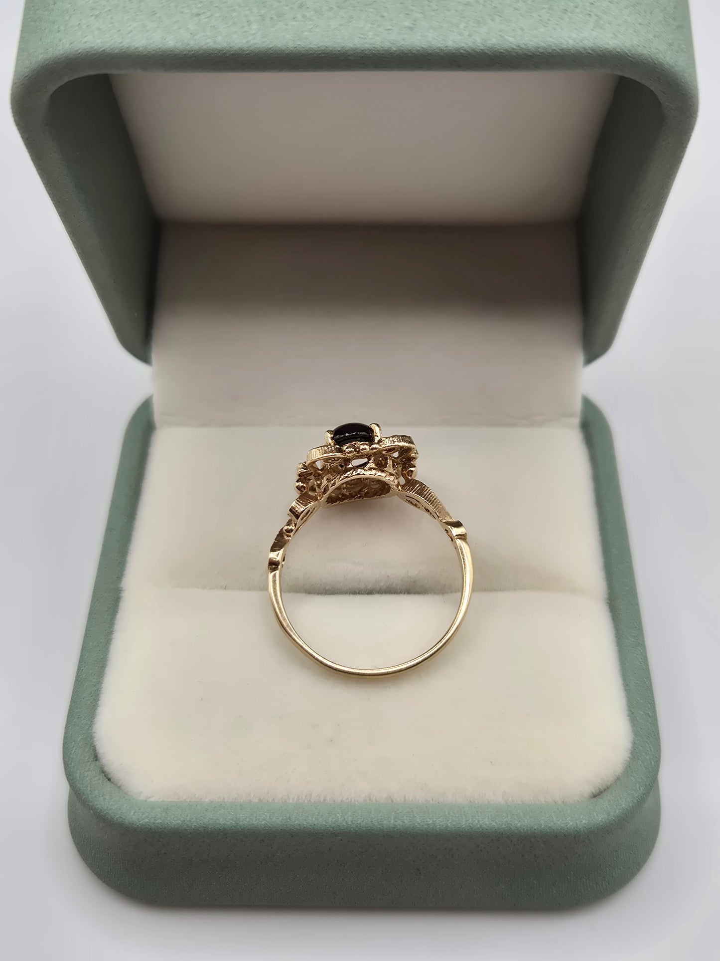 9ct gold cabachon garnet ring