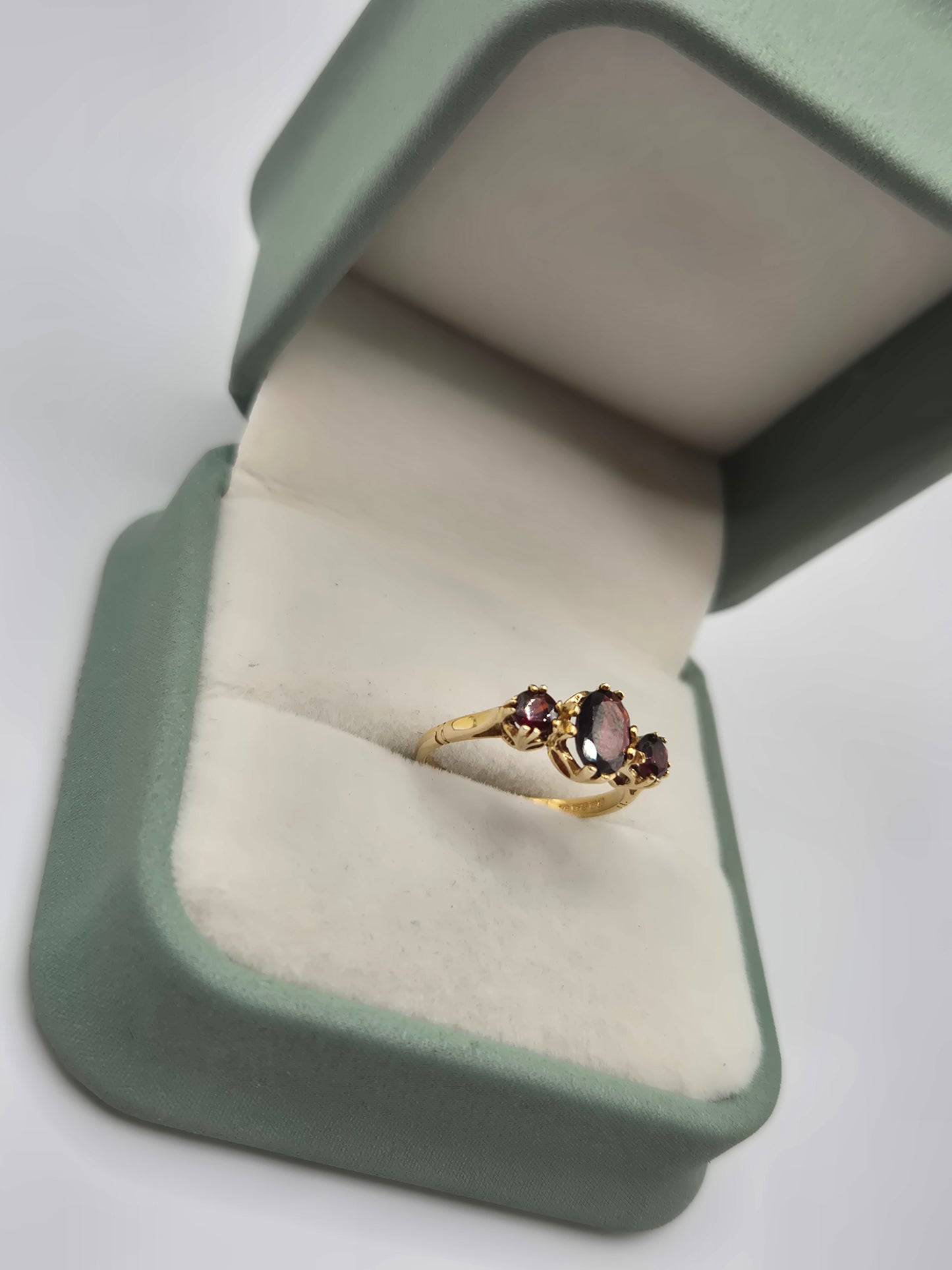 9ct gold garnet ring