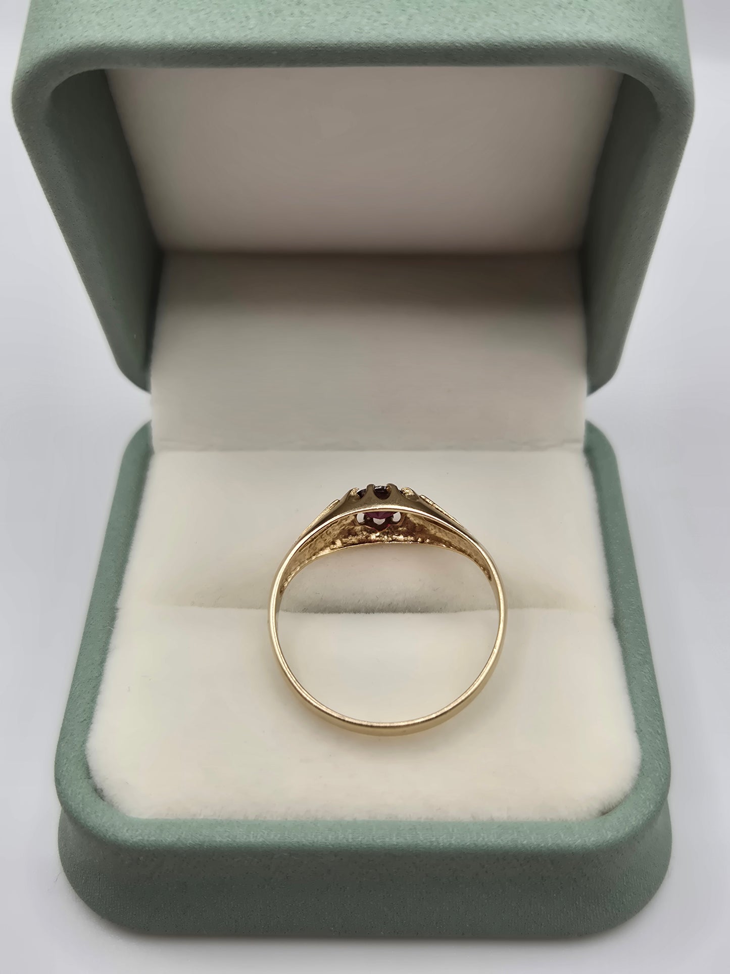 9ct gold garnet and diamond ring