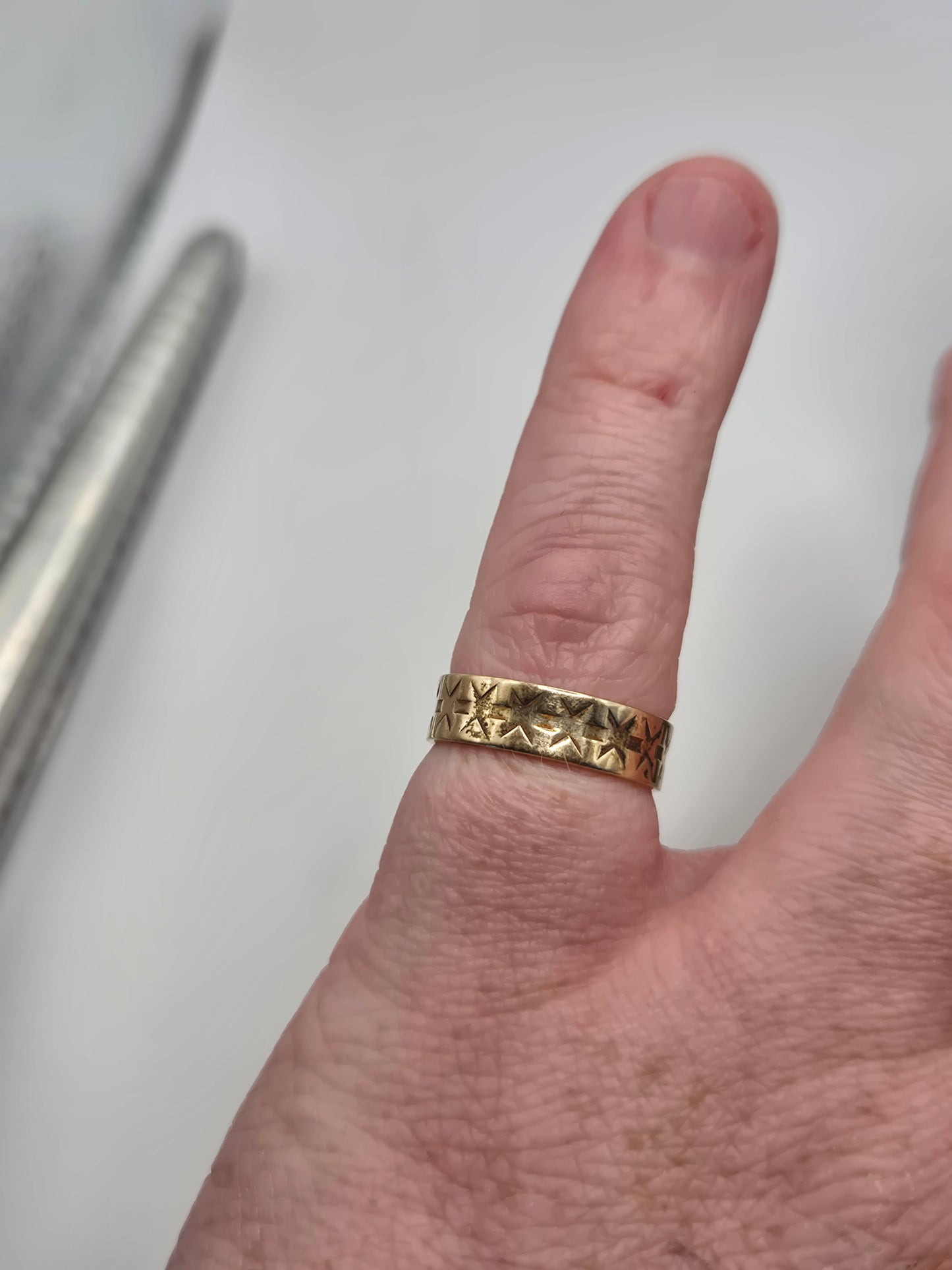 Vintage 9ct gold patterned band ring