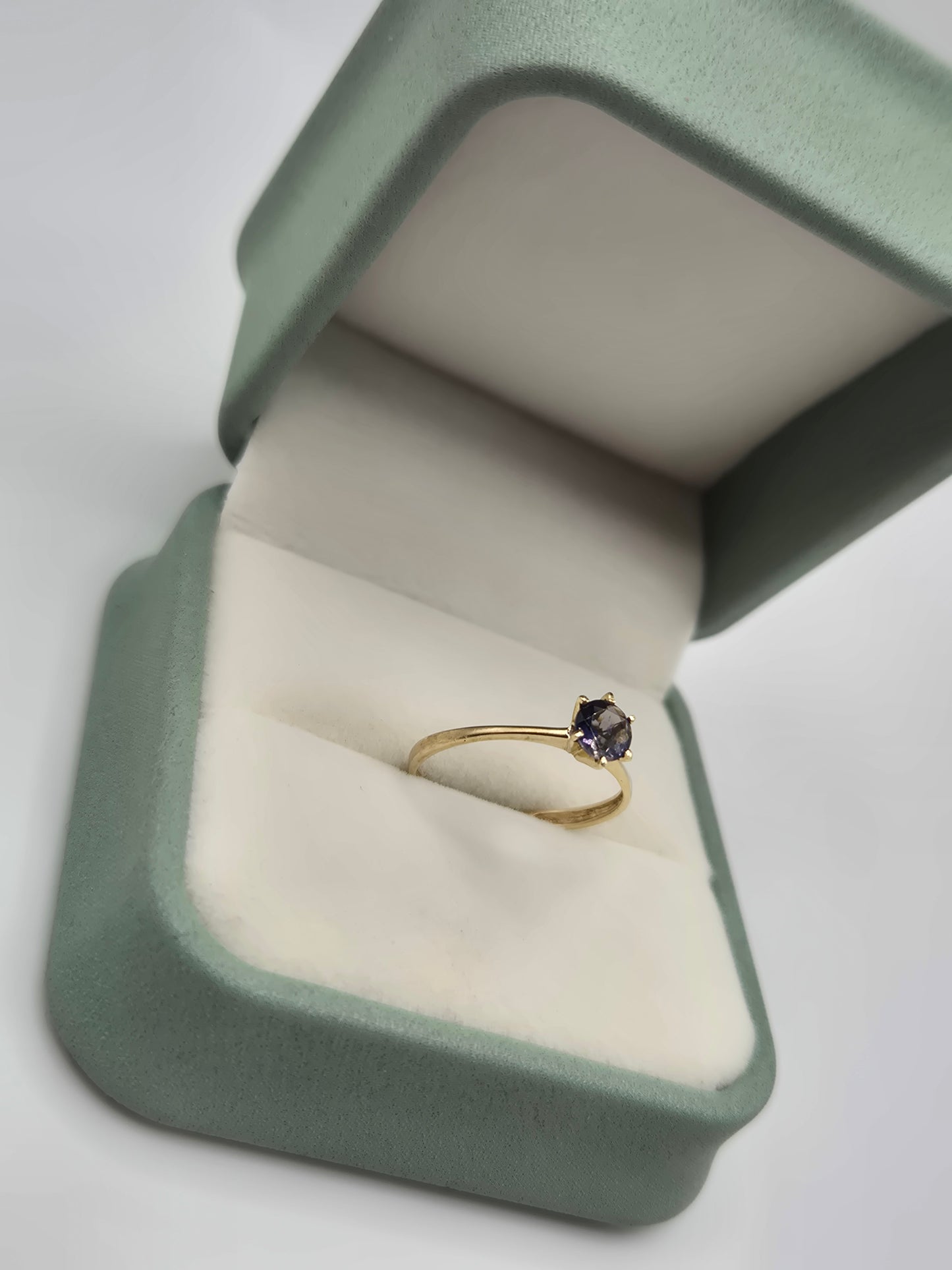 9ct gold tanzanite ring