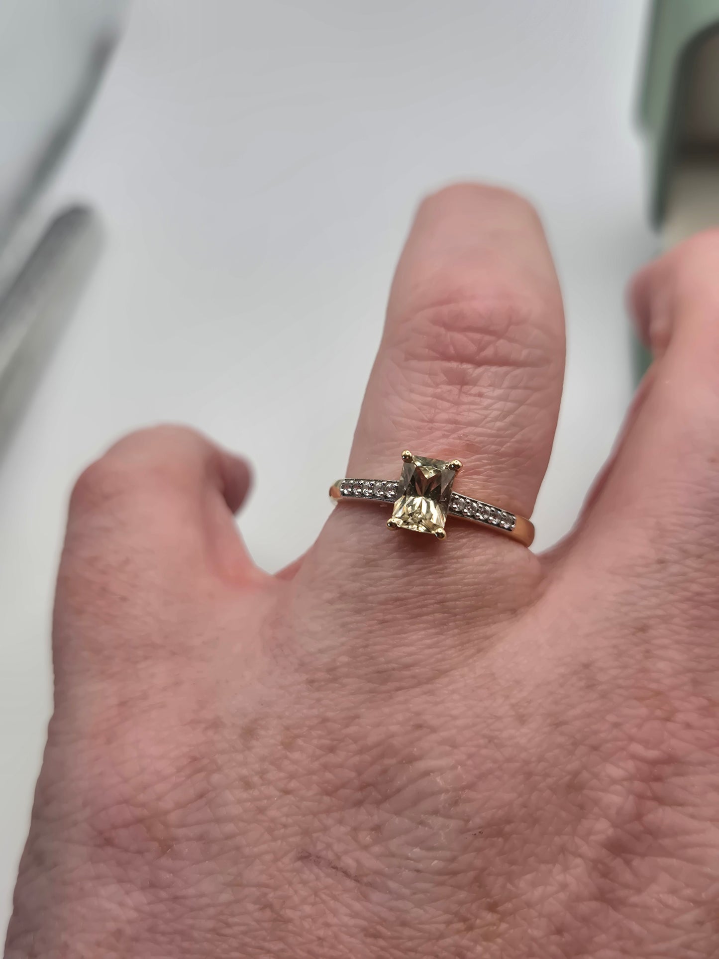 9ct gold zircon ring