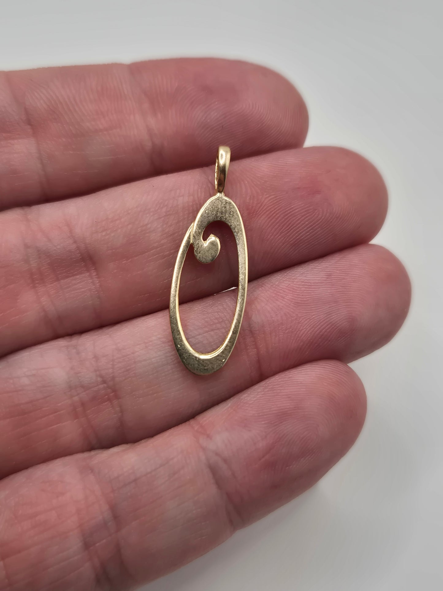 9ct gold Initial O pendant