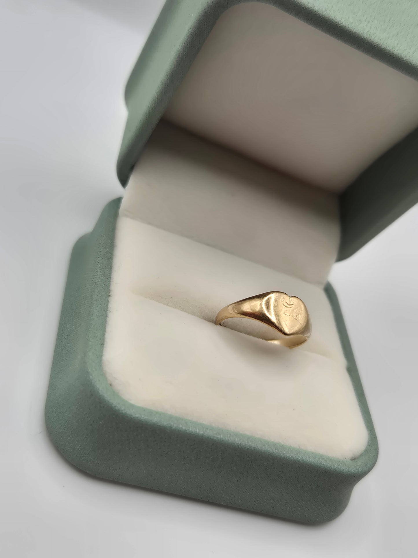 9ct gold heart signet ring