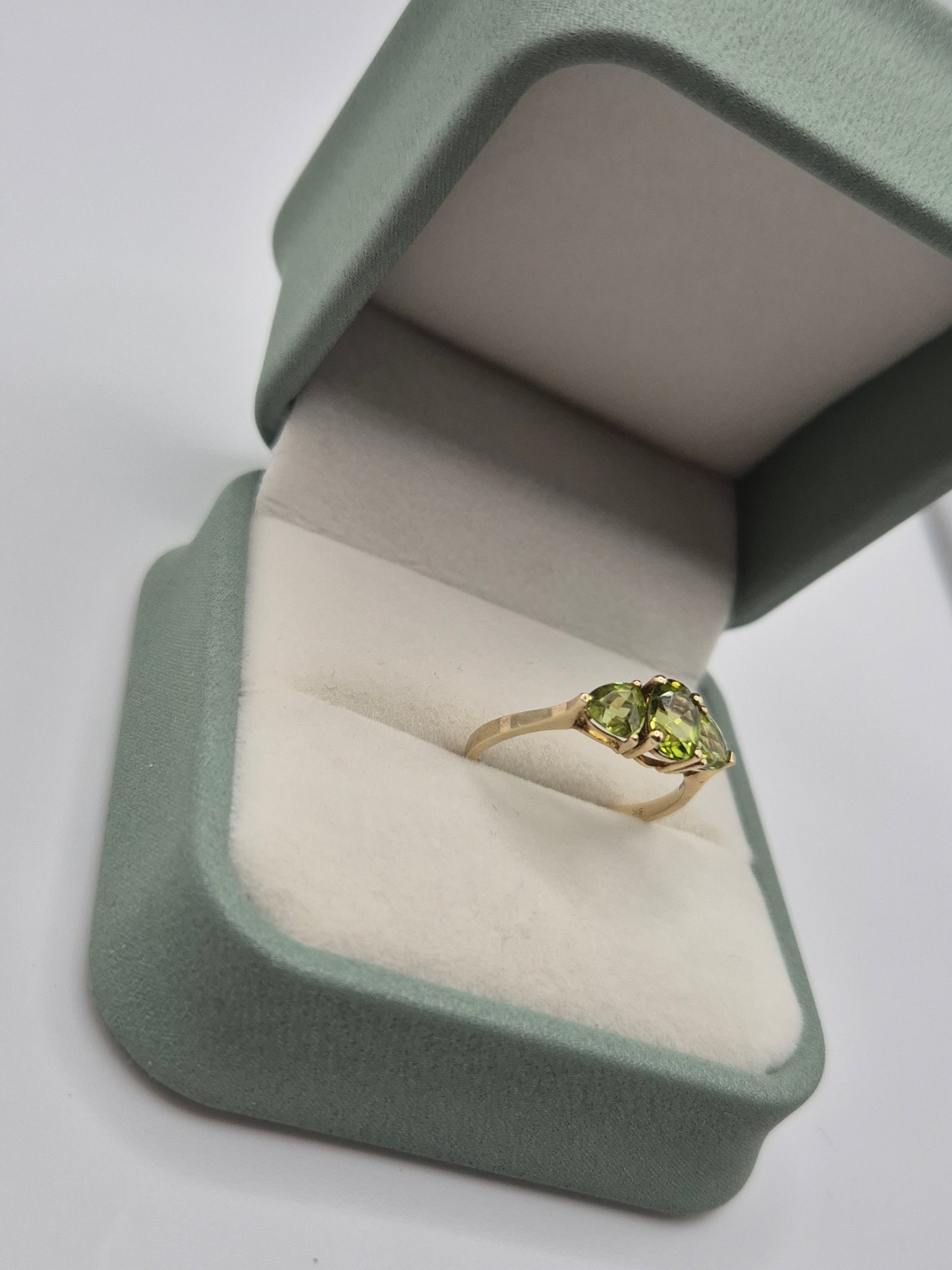 9ct gold peridot ring