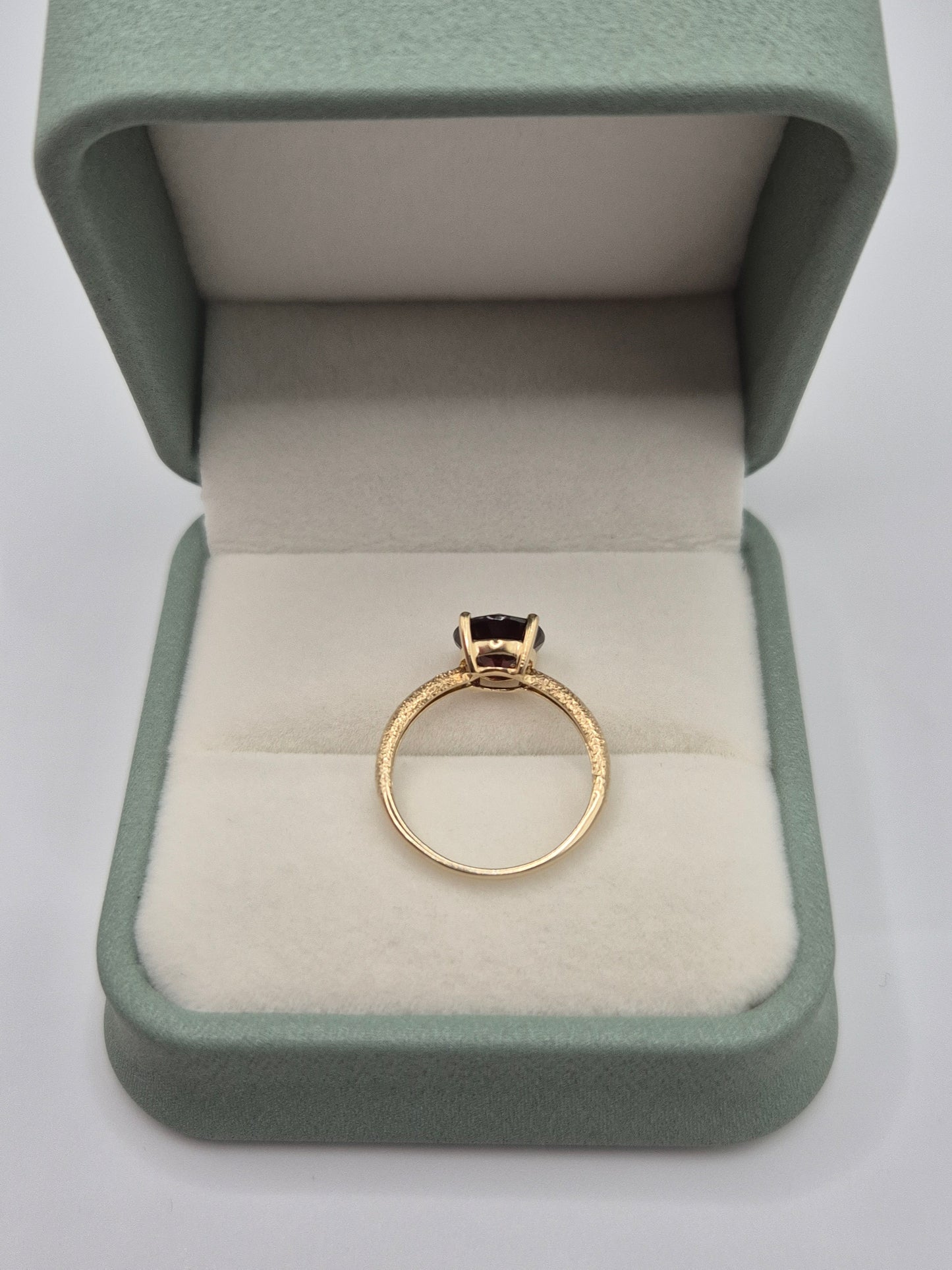 9ct gold garnet ring