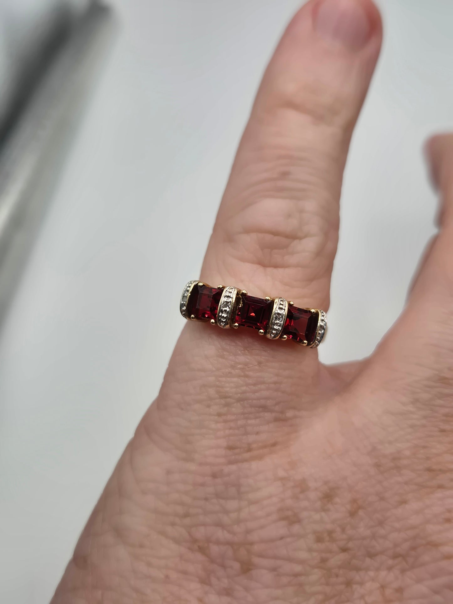 9ct gold garnet and diamond ring