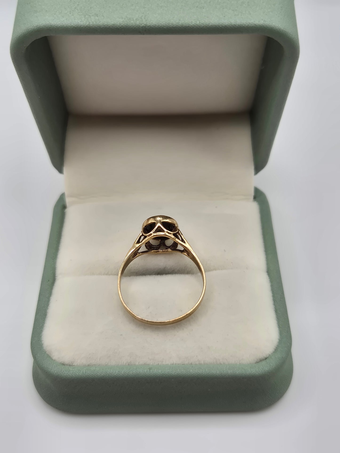9ct gold garnet ring