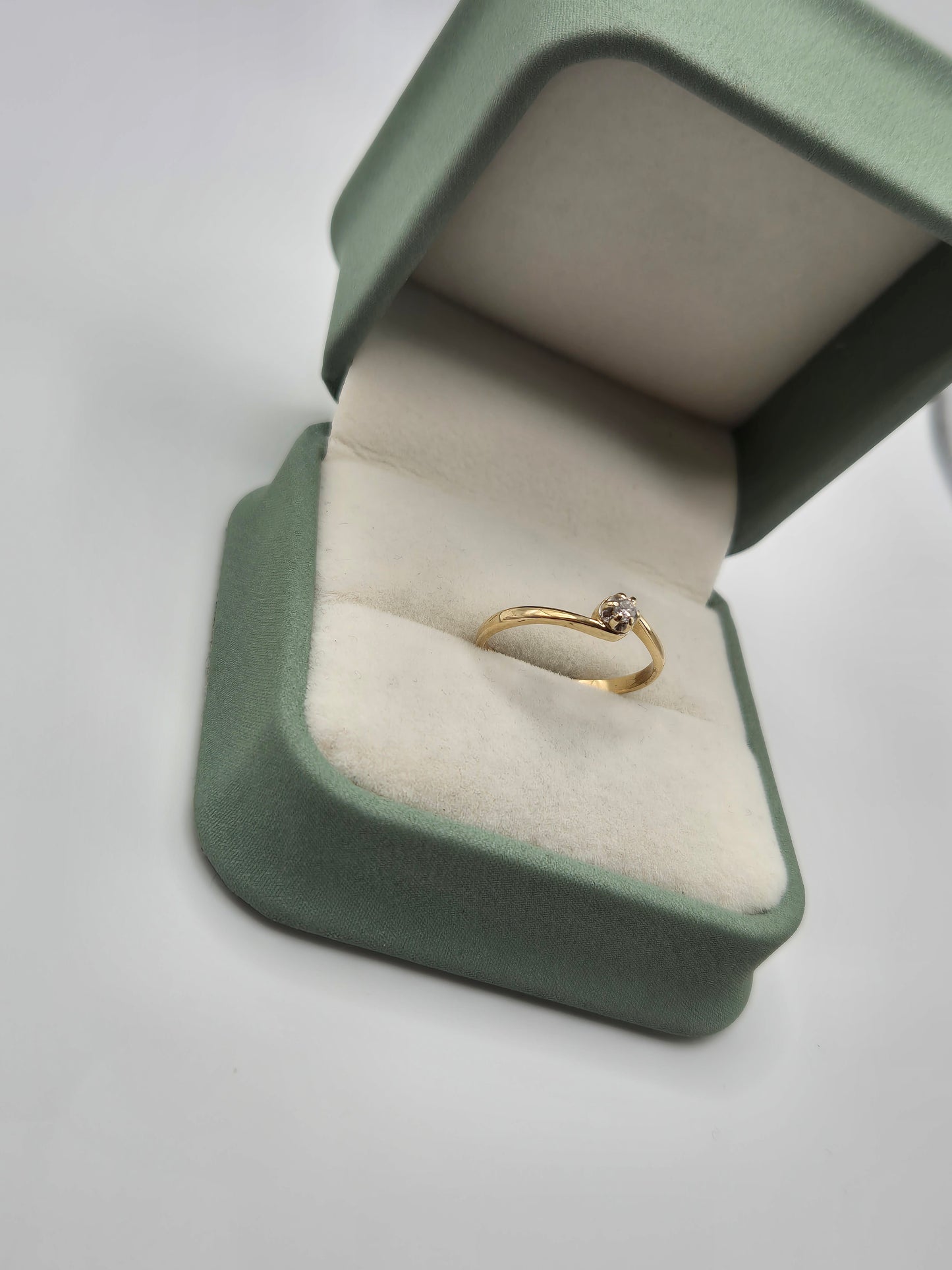 9ct gold diamond ring