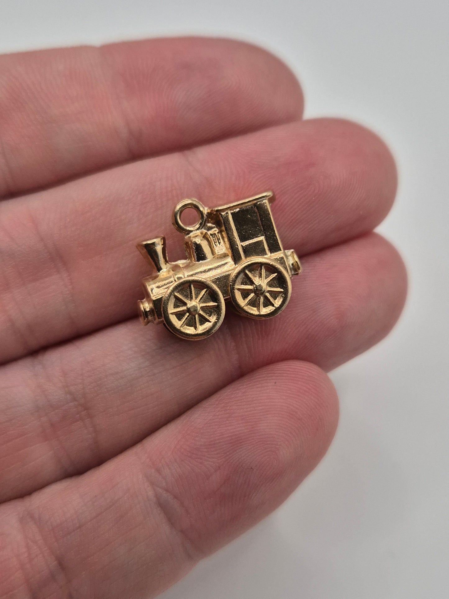 9ct gold train charm/pendant