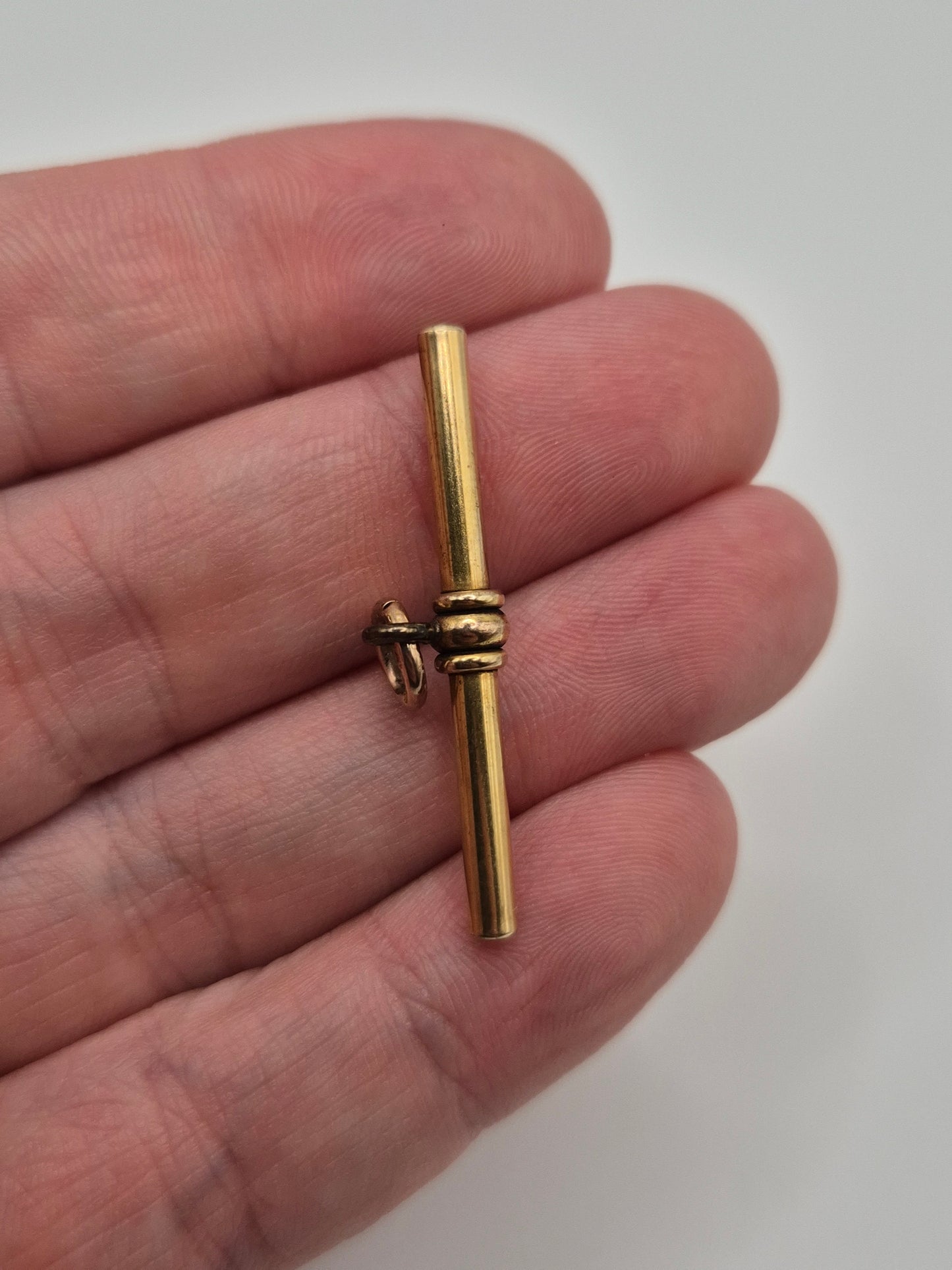 9ct gold T-Bar pendant