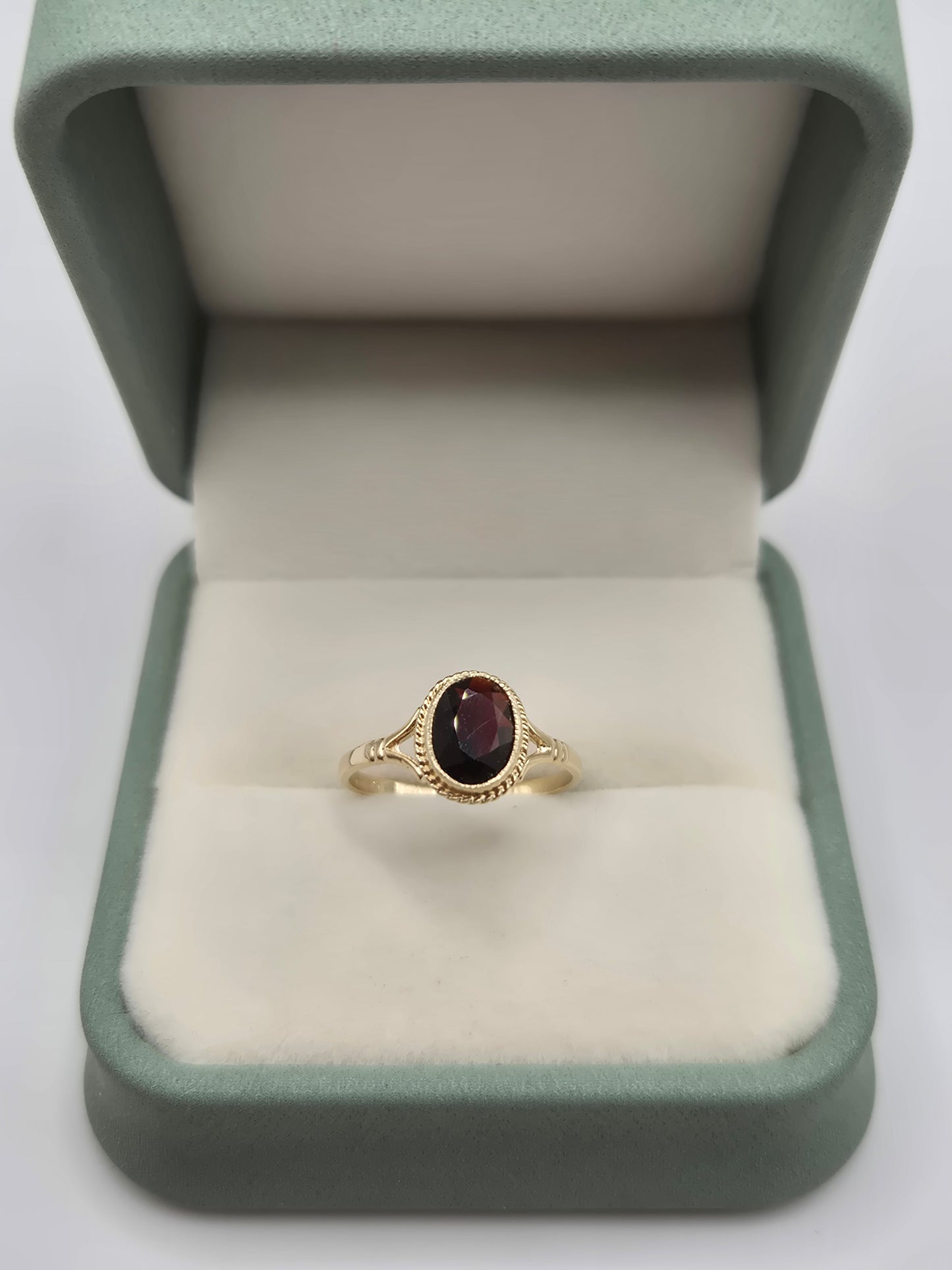 9ct gold garnet ring