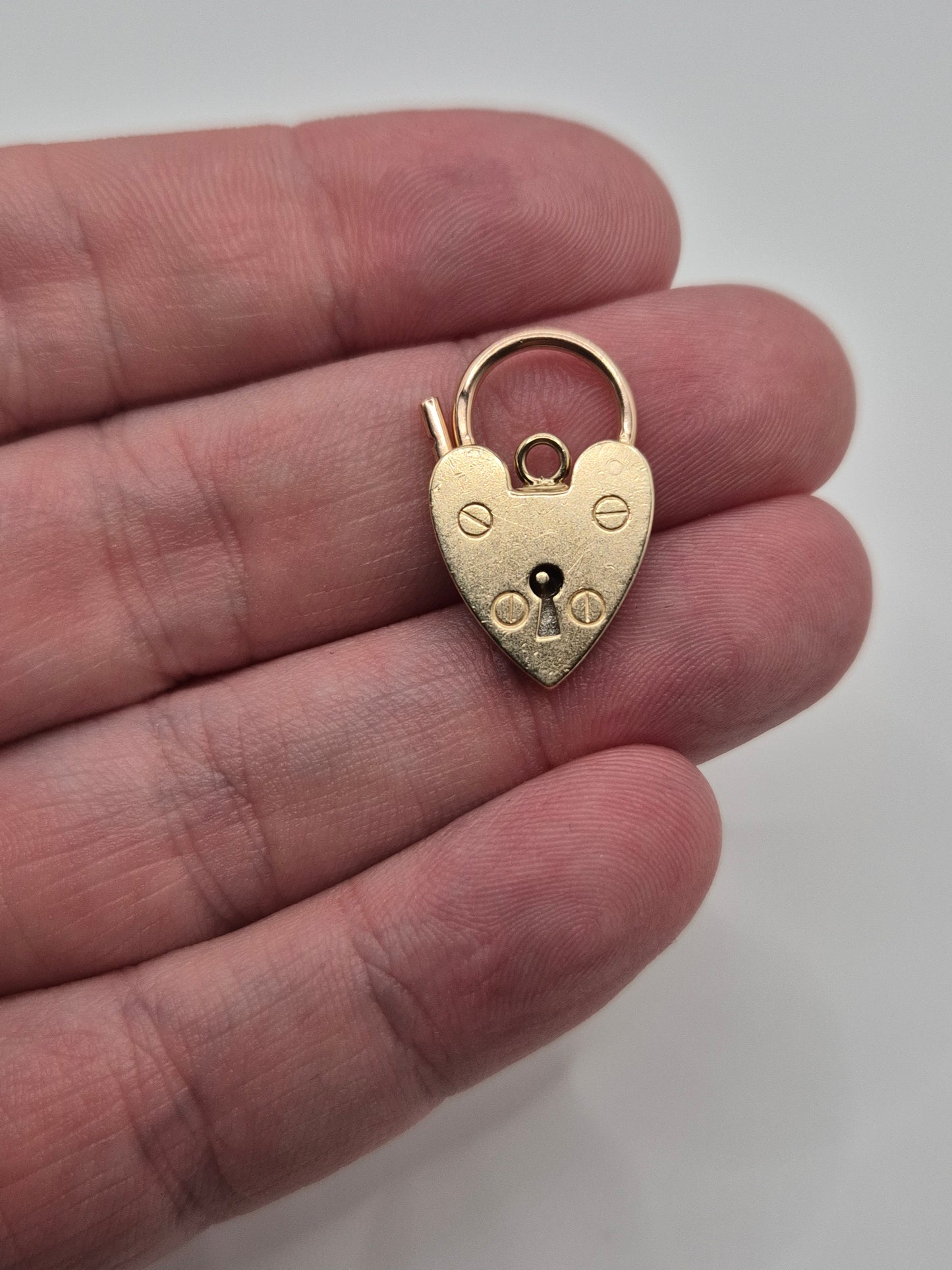 9ct gold padlock (22)