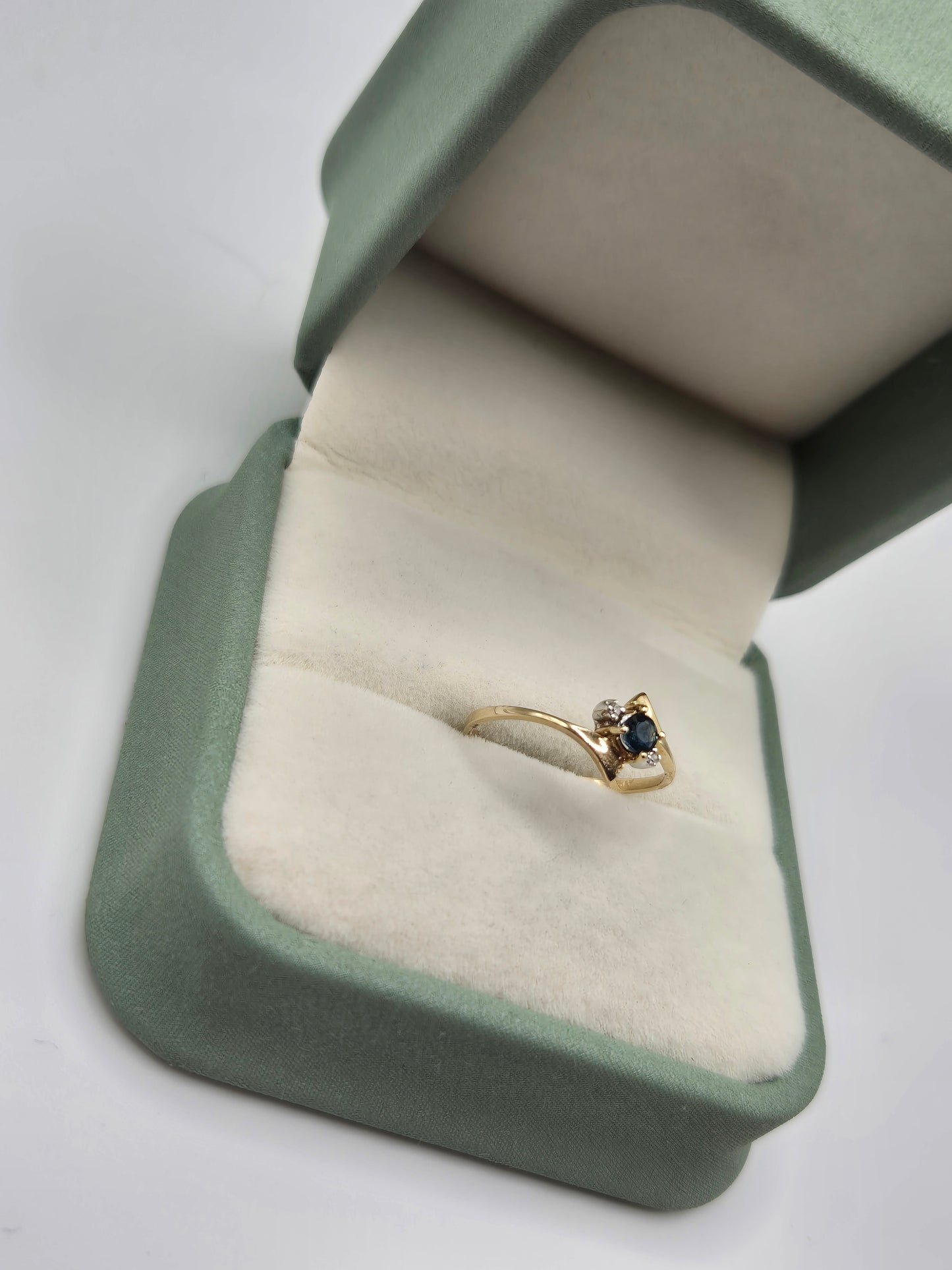 9ct gold sapphire and diamond ring