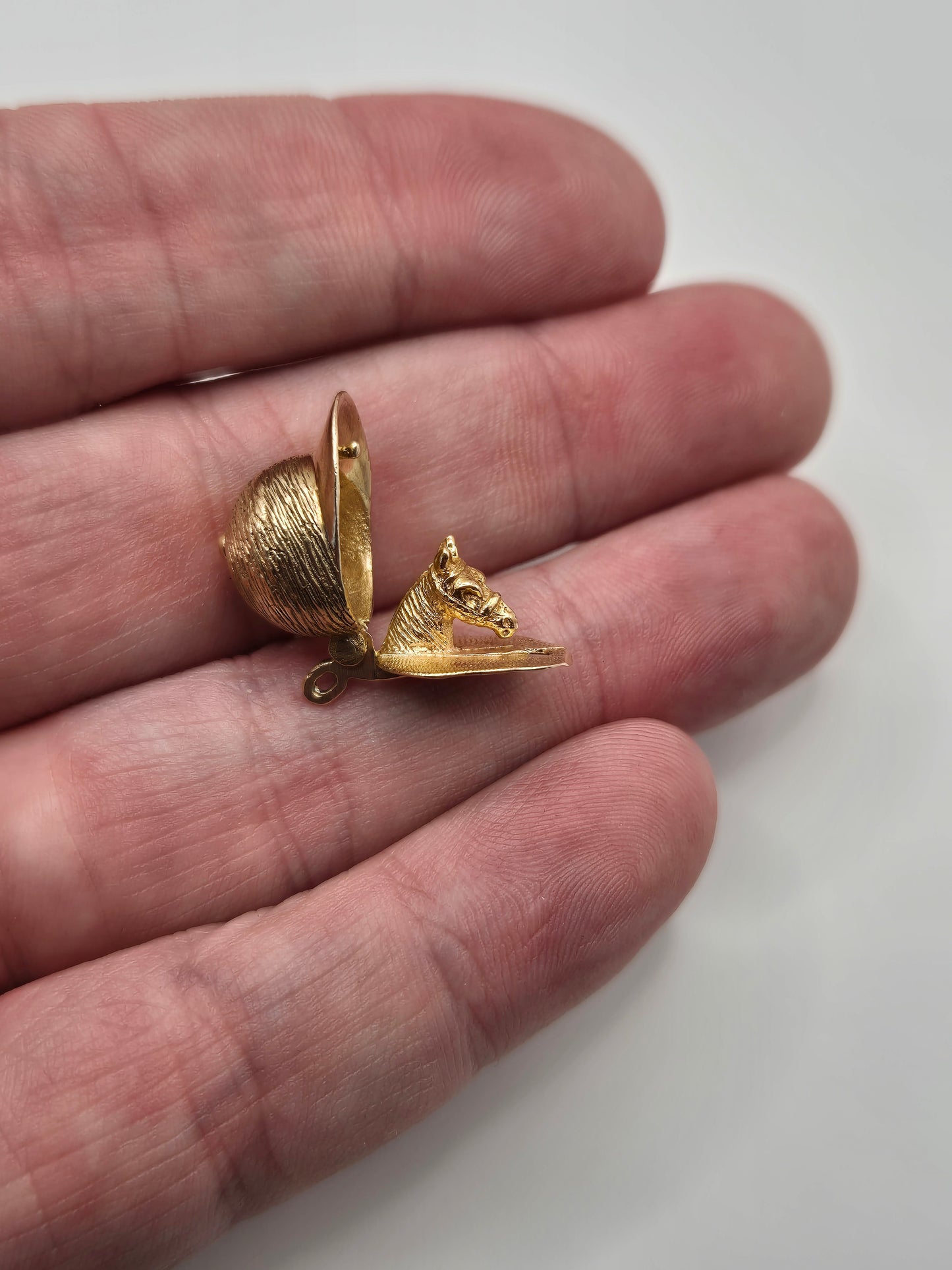9ct gold jockey hat and horse charm