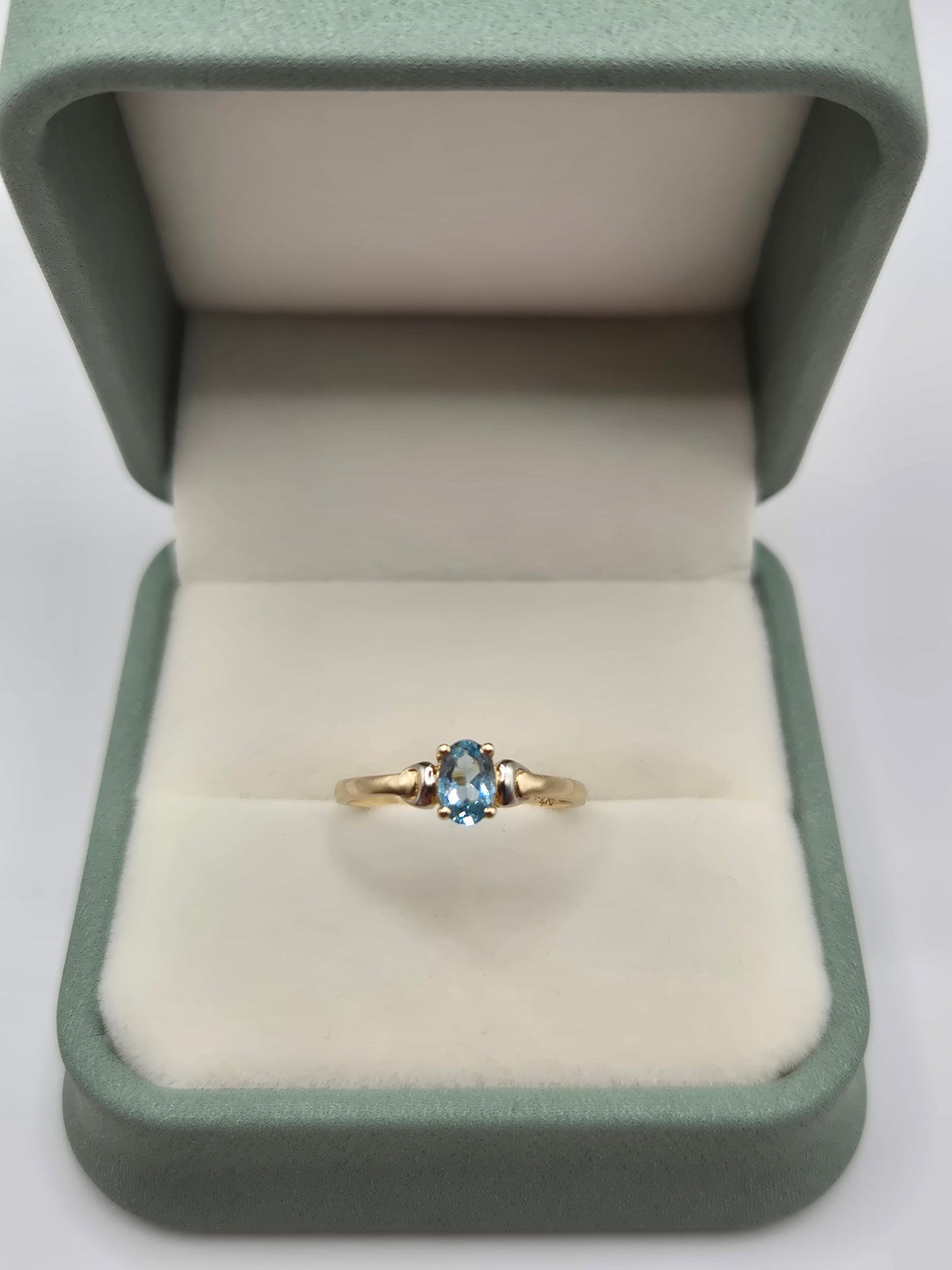 9ct gold topaz ring