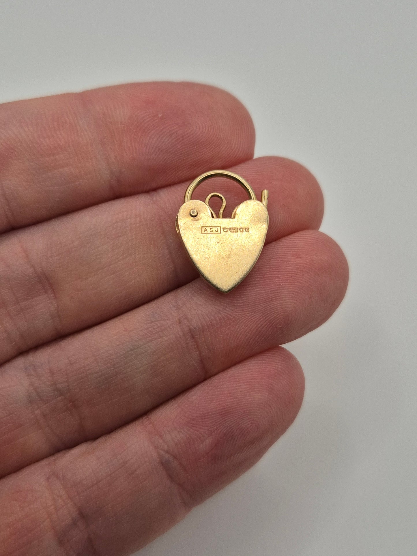 9ct gold padlock (17)