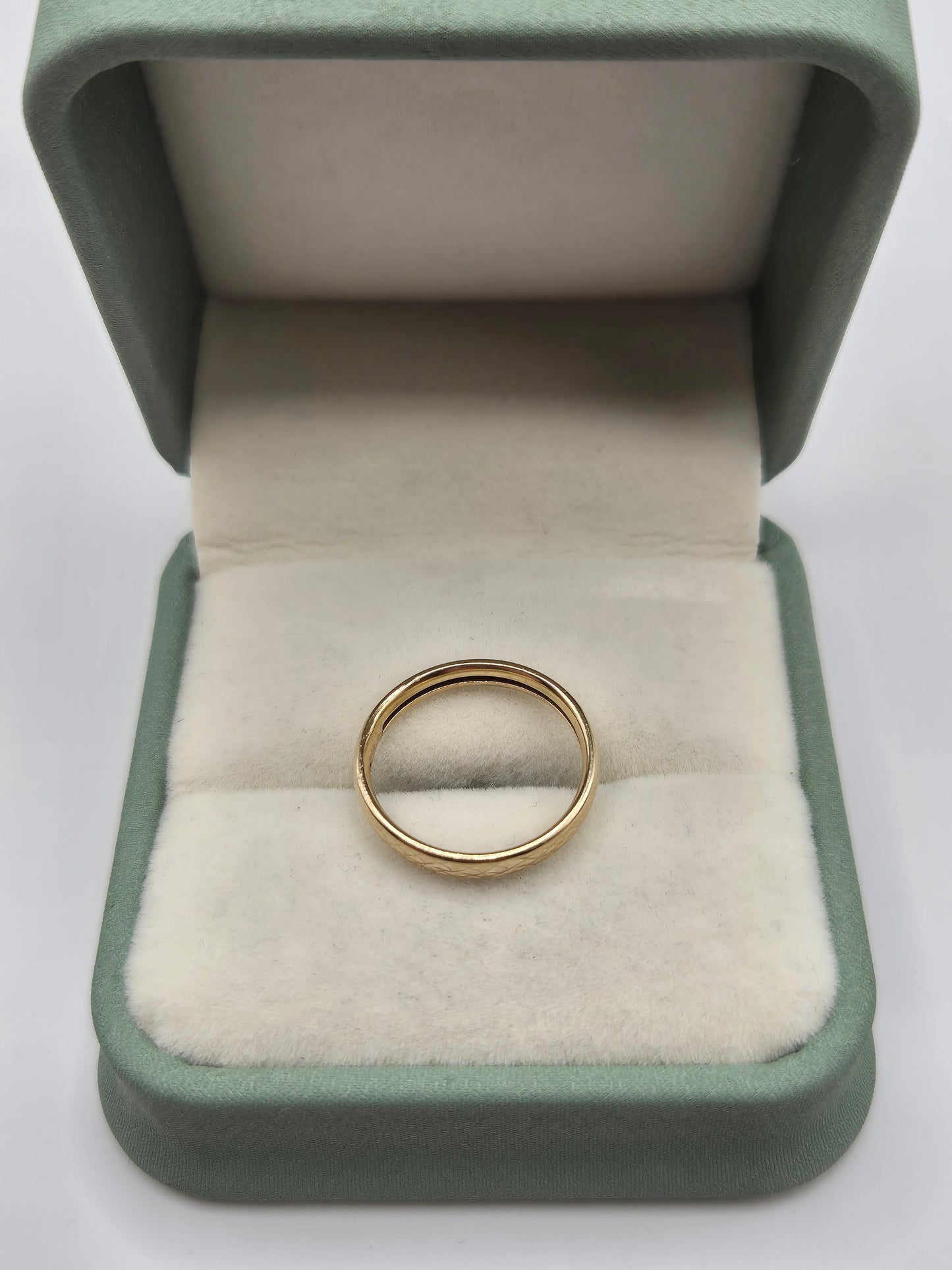 9ct gold patterned band ring